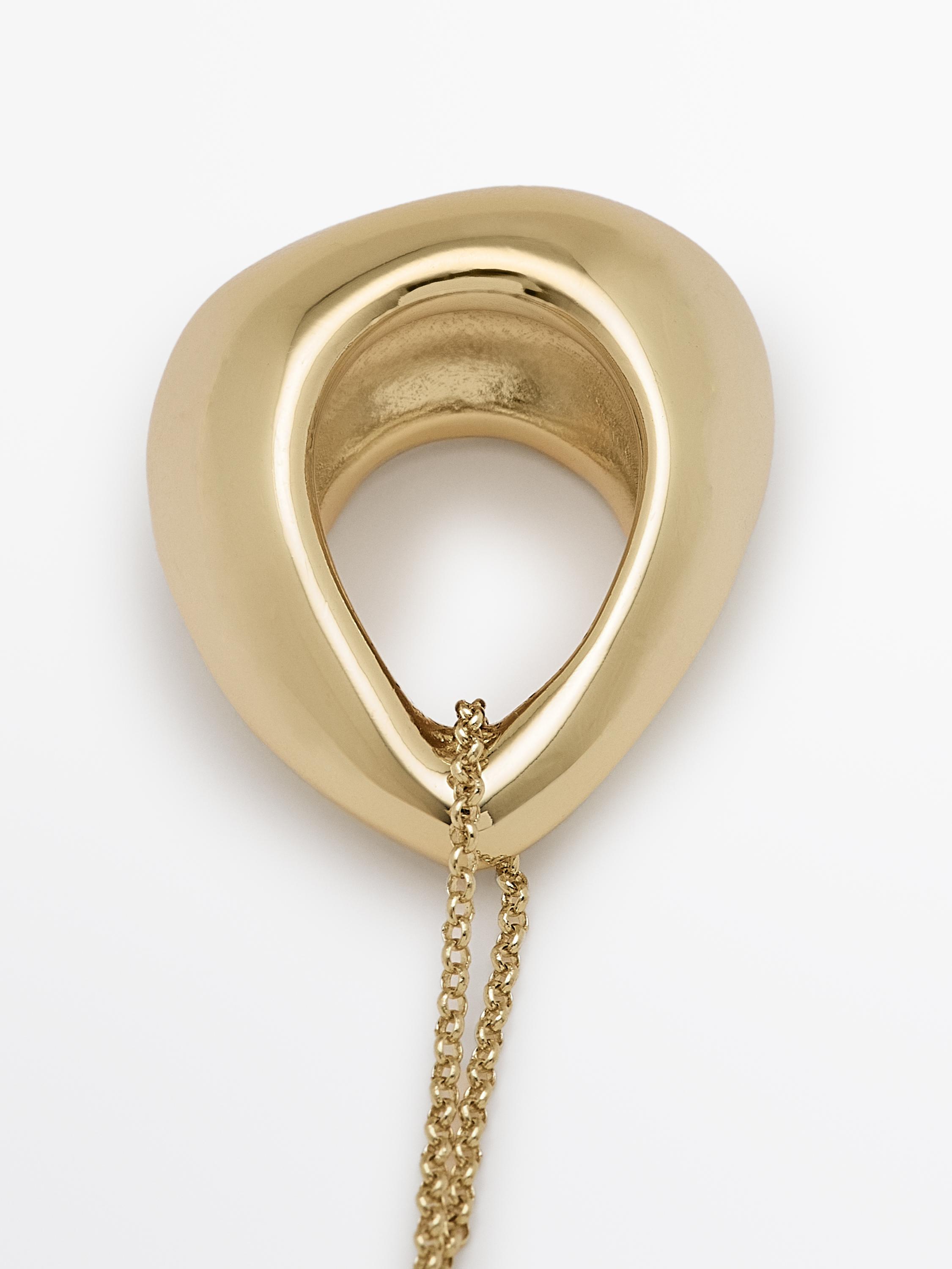 Necklace with oval pendant
