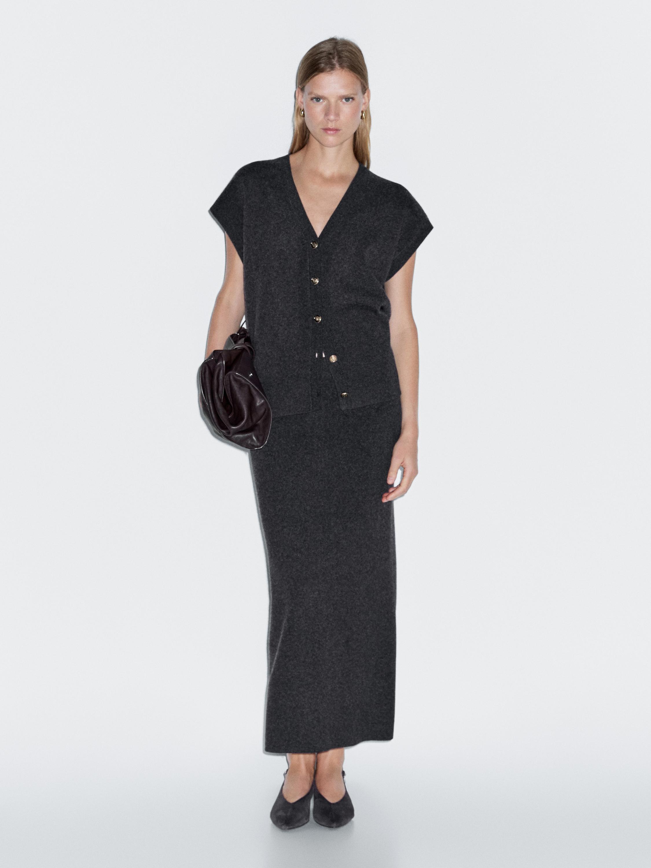 Комплект: юбка миди цвета антрацит и жилет с золотыми пуговицами.