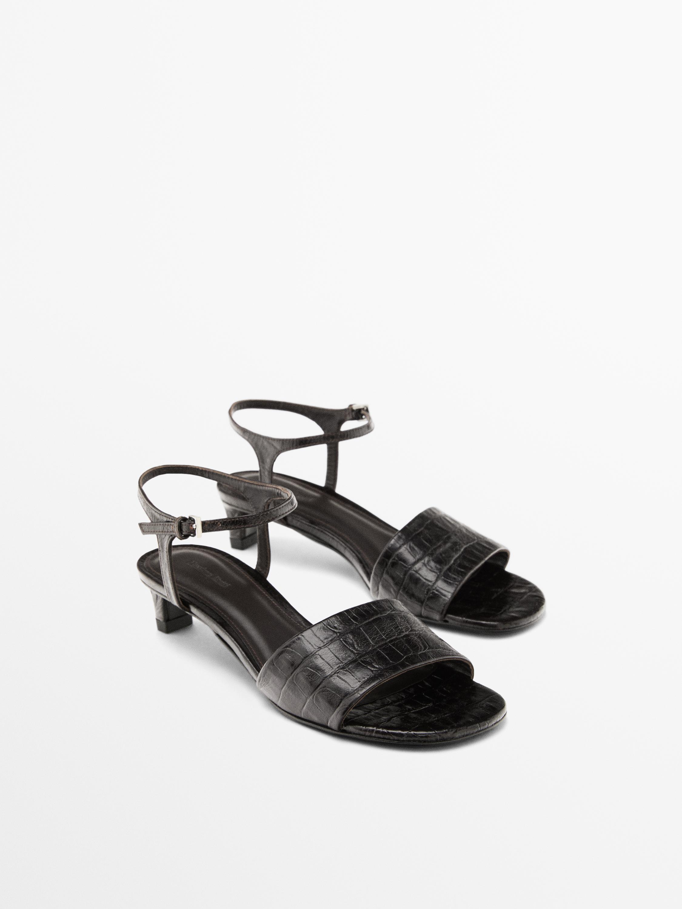 Sandalia tacón grabado coco