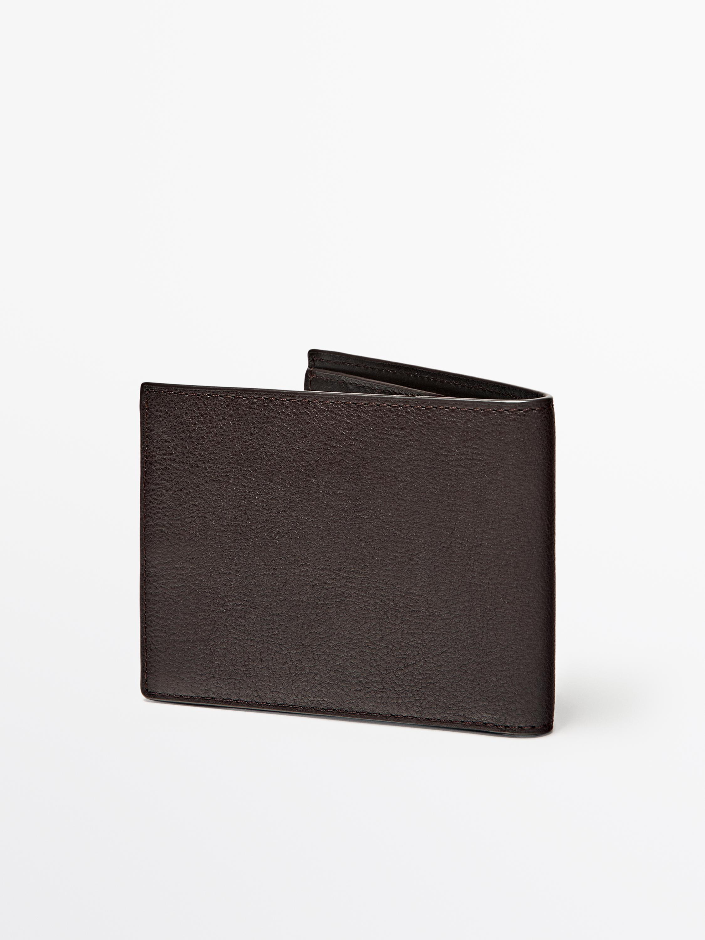 Frontal utsikt av brun lommebok med enkelt design og sydde kanter.