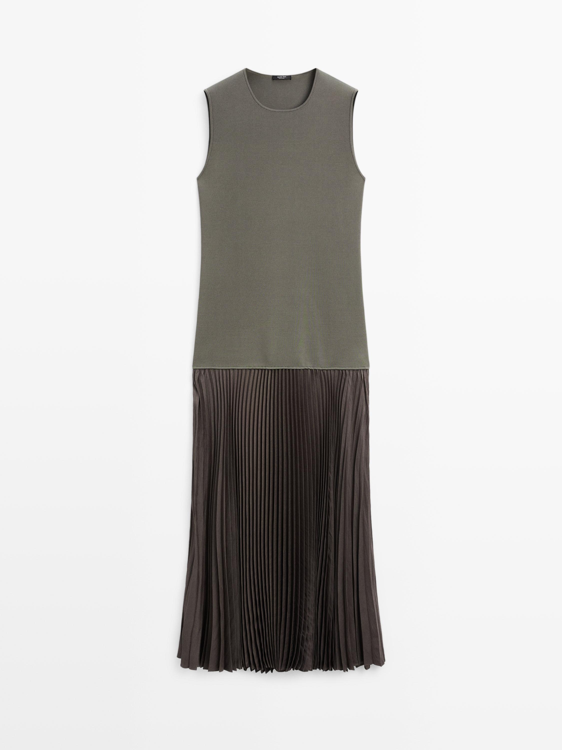 Long sleeveless contrast dress