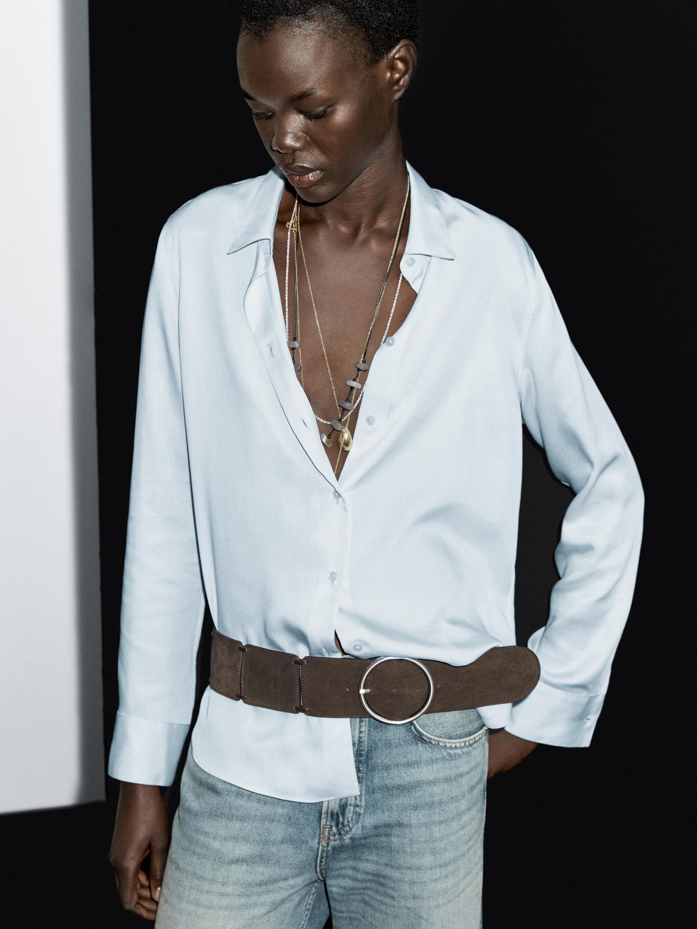 Flowing shirt with shirt collar