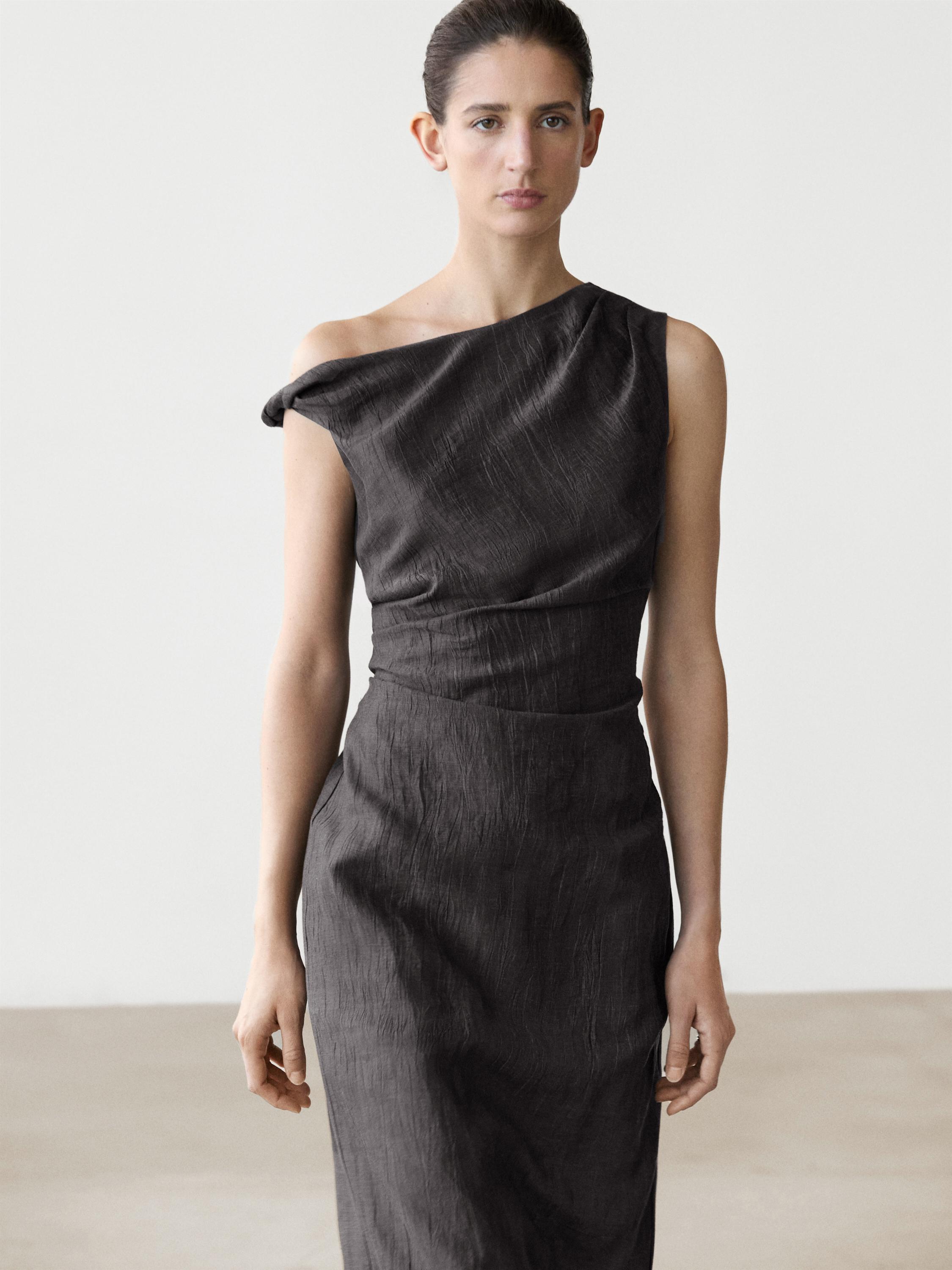 Conxunto de vestido midi gris escuro cun só ombreiro e pliegue no ombreiro.