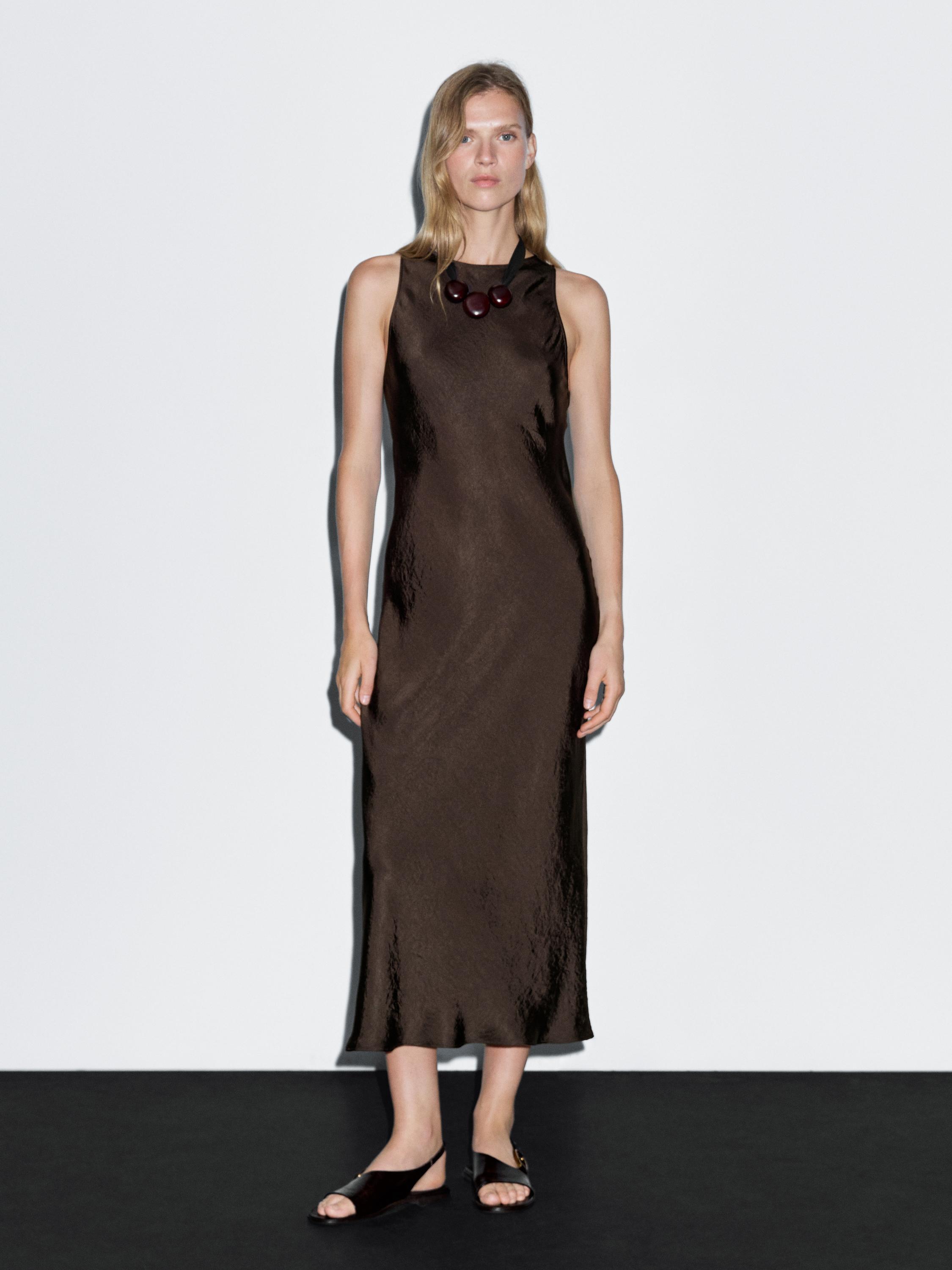 Vestito lungo satinato con collo halter · Cioccolato · Berretti E