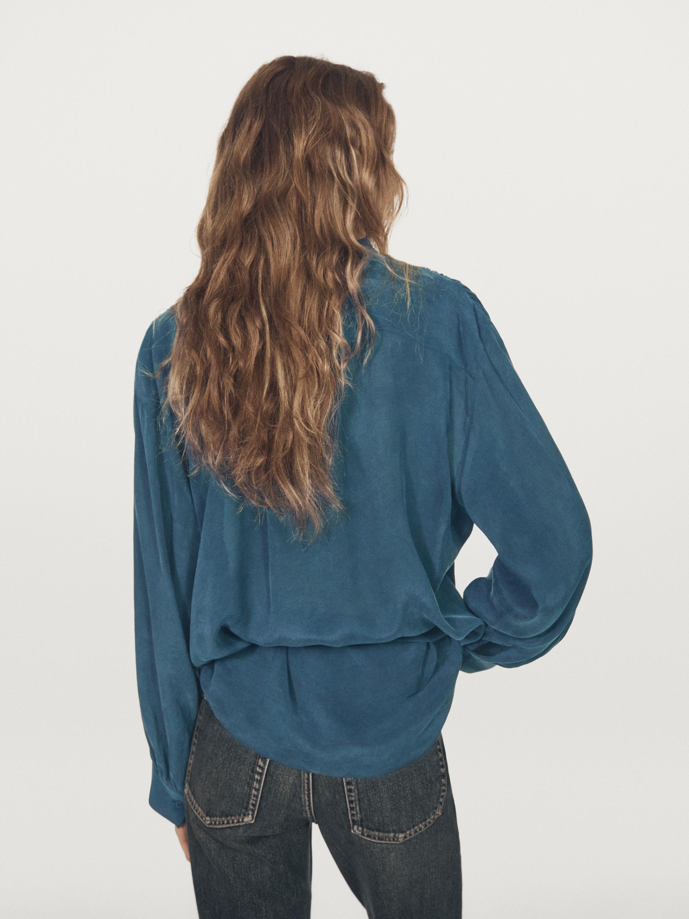 Блуза из струящейся ткани внахлест