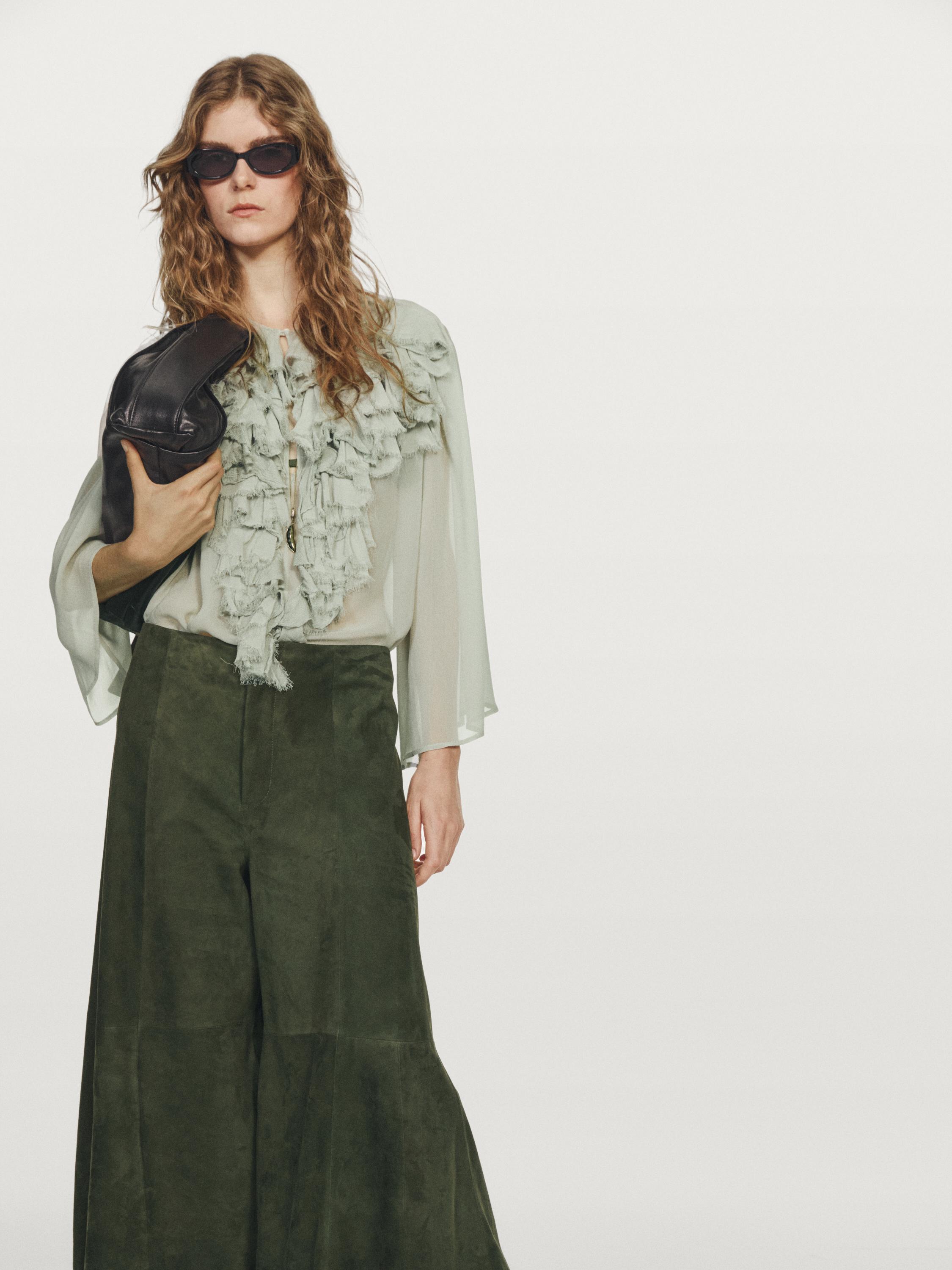 Conjunt de brusa verd clar amb volants i pantaló ample verd molsa.