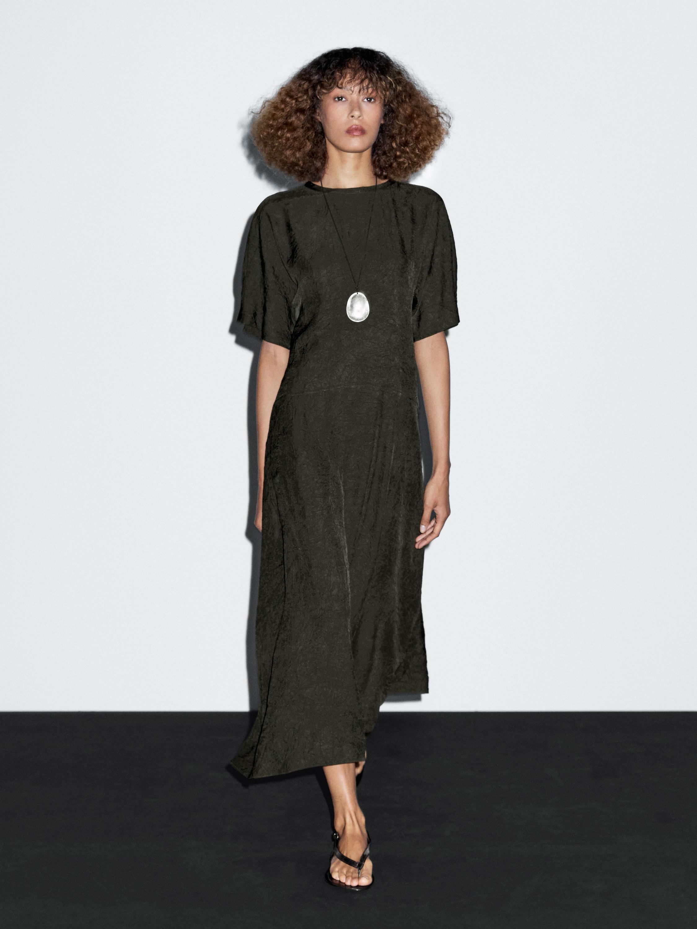 Duga satenska haljina s kratkim rukavima