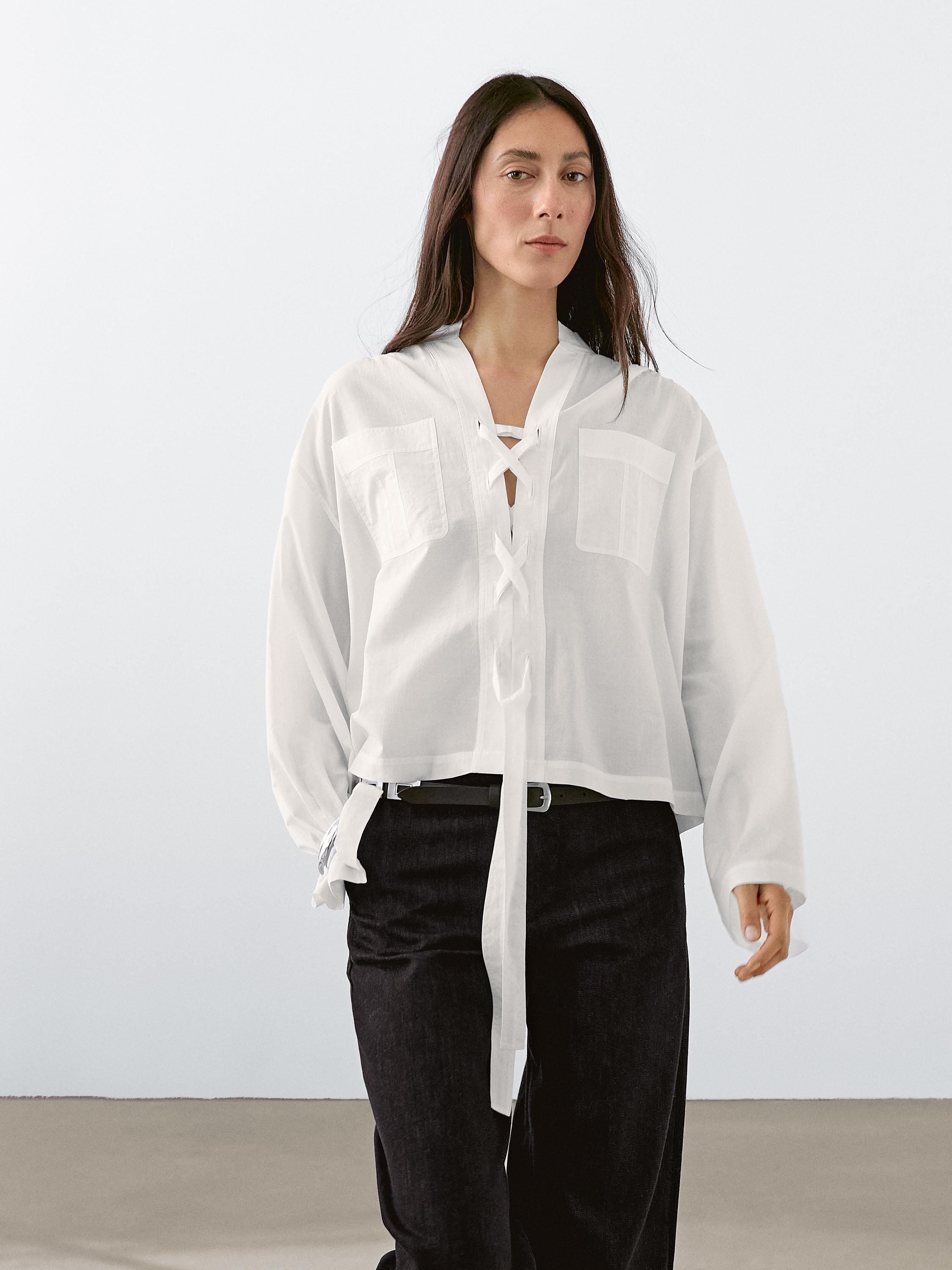 Bluse med ståkrave og bindedetalje