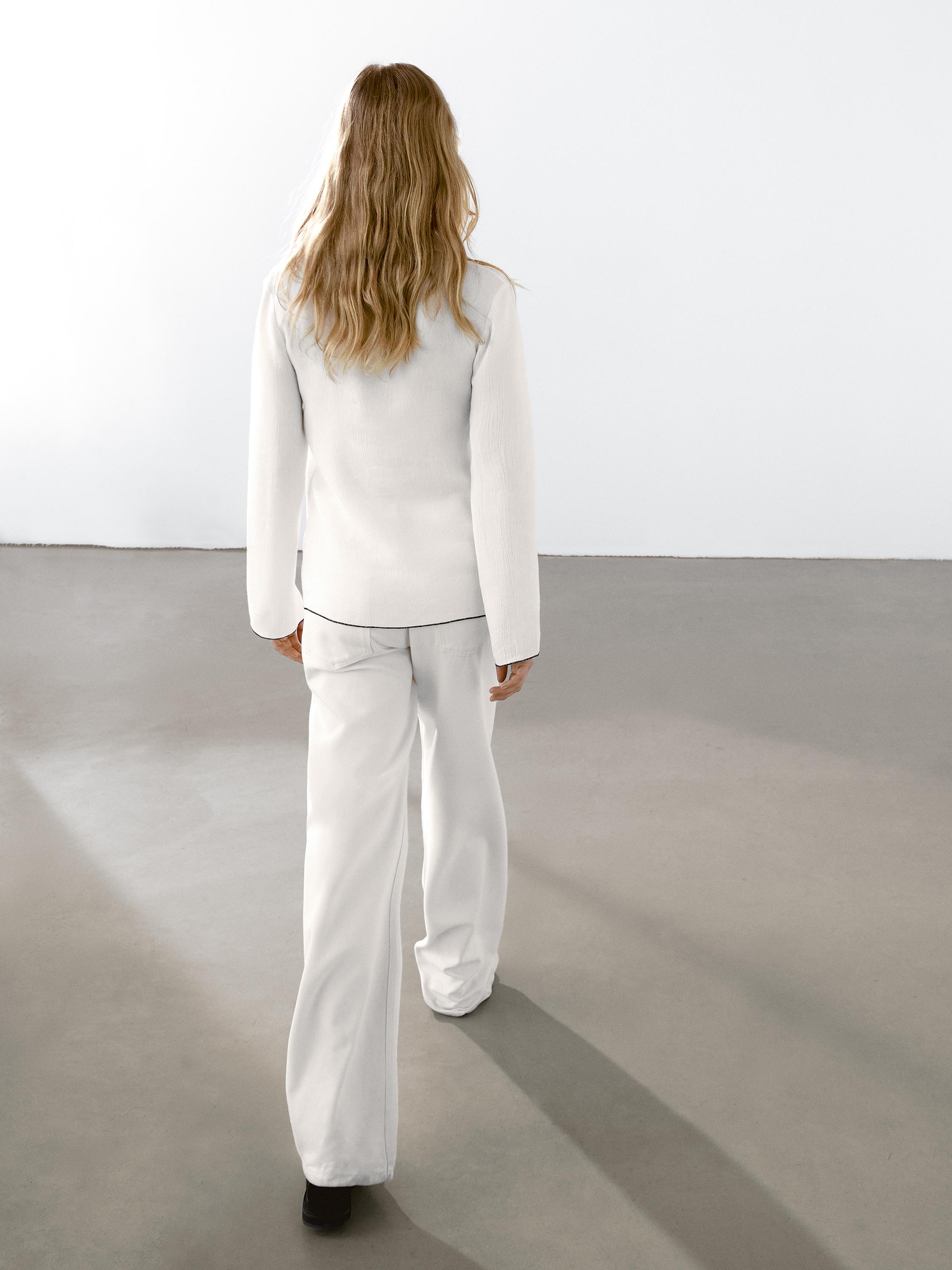 Fluid shirt with contrasting details