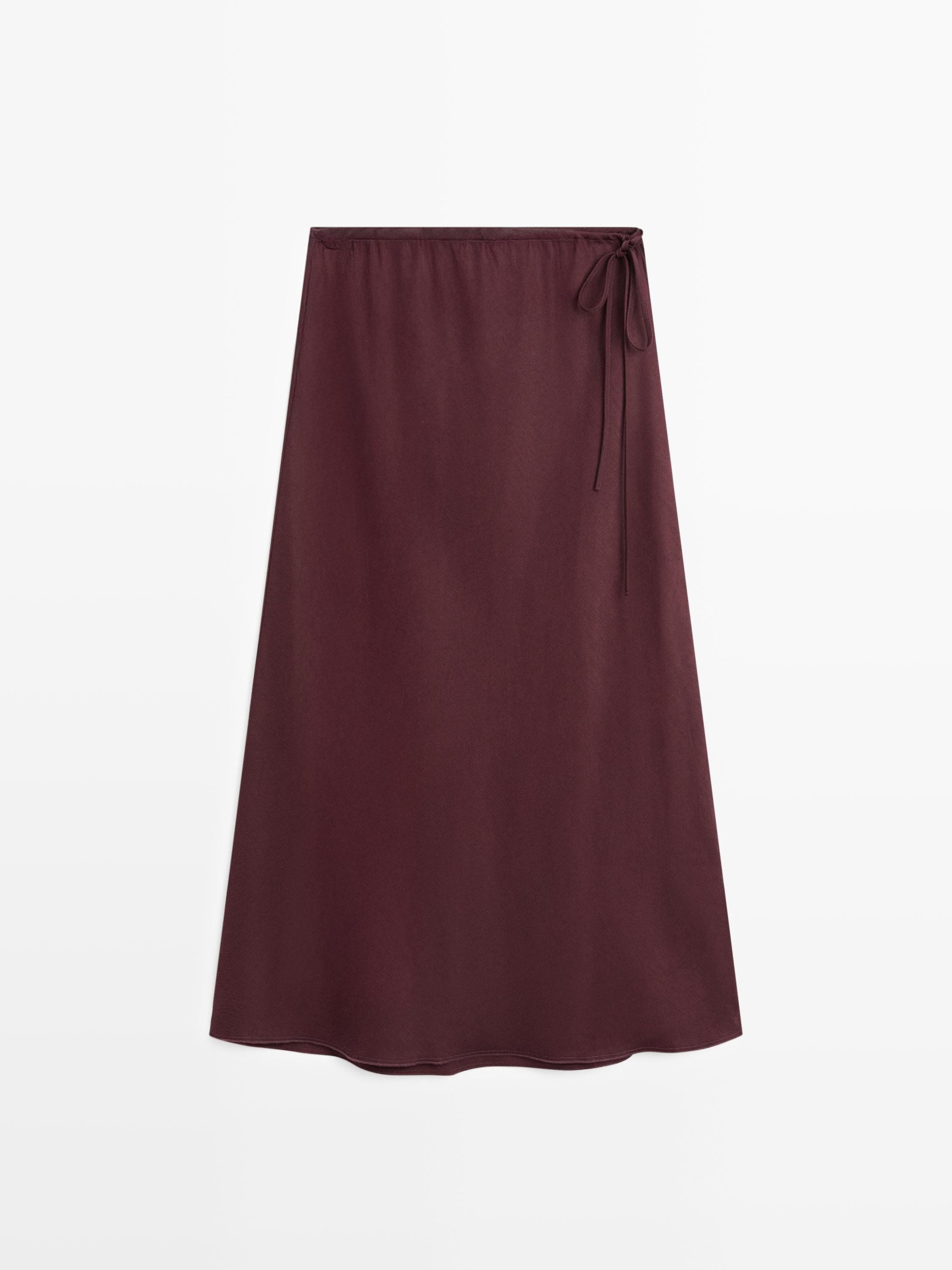 Vue de face d'une jupe midi bordeaux avec un design paréo et un nœud à la taille.