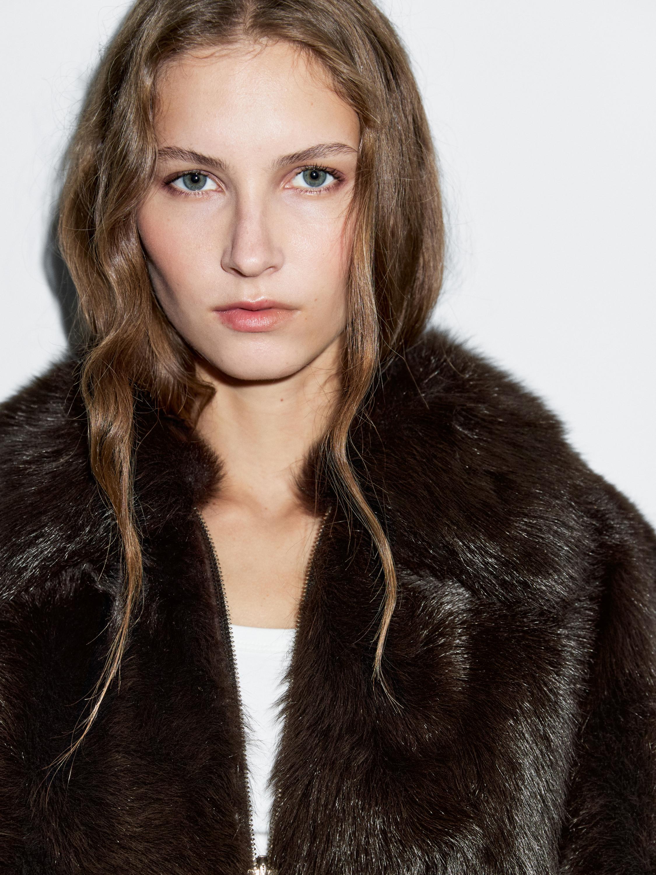 Short leather jacket with fur — BROWN