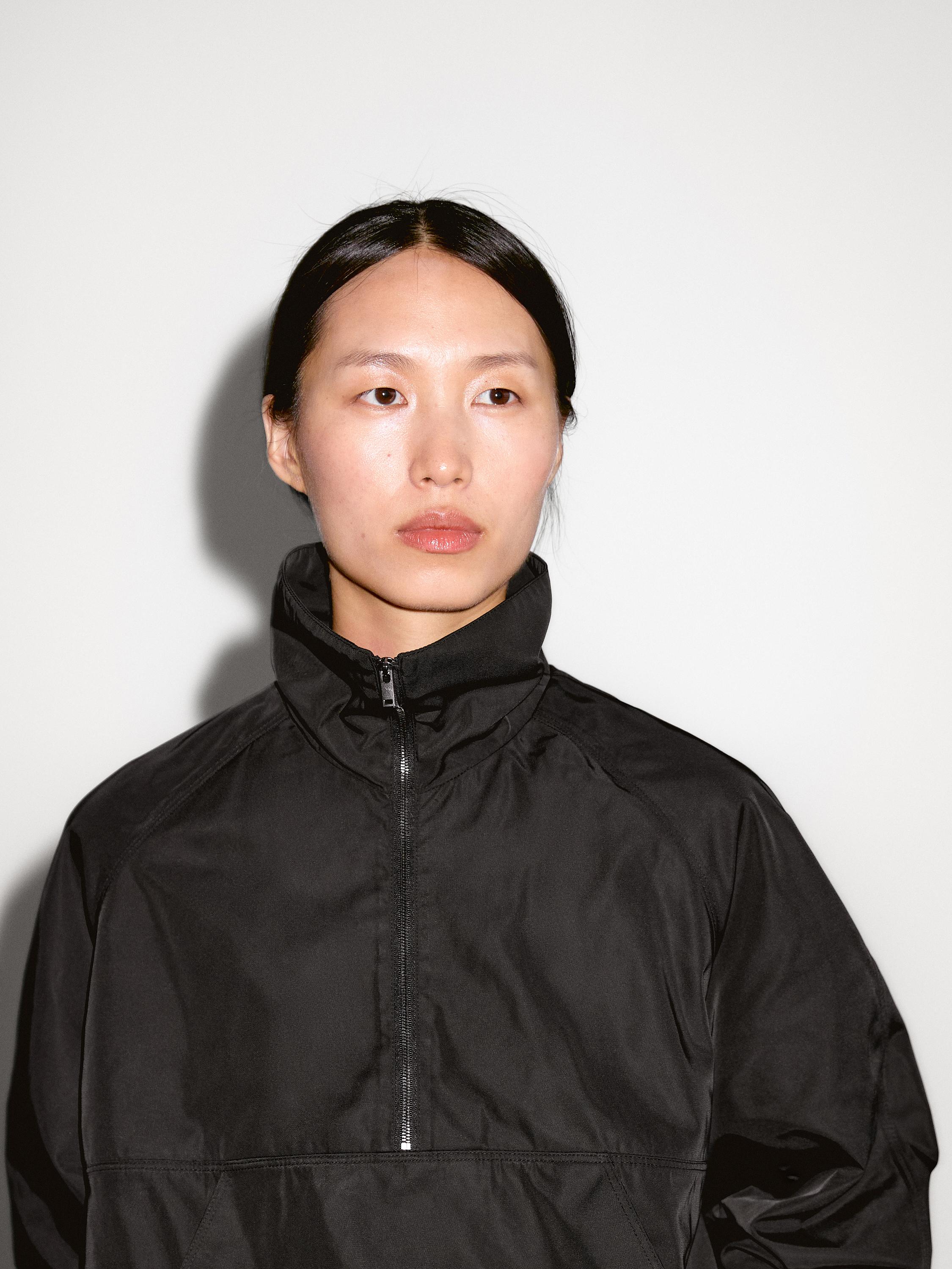 Sudadera detalle cremallera tejido técnico · Negro · Abrigos Y