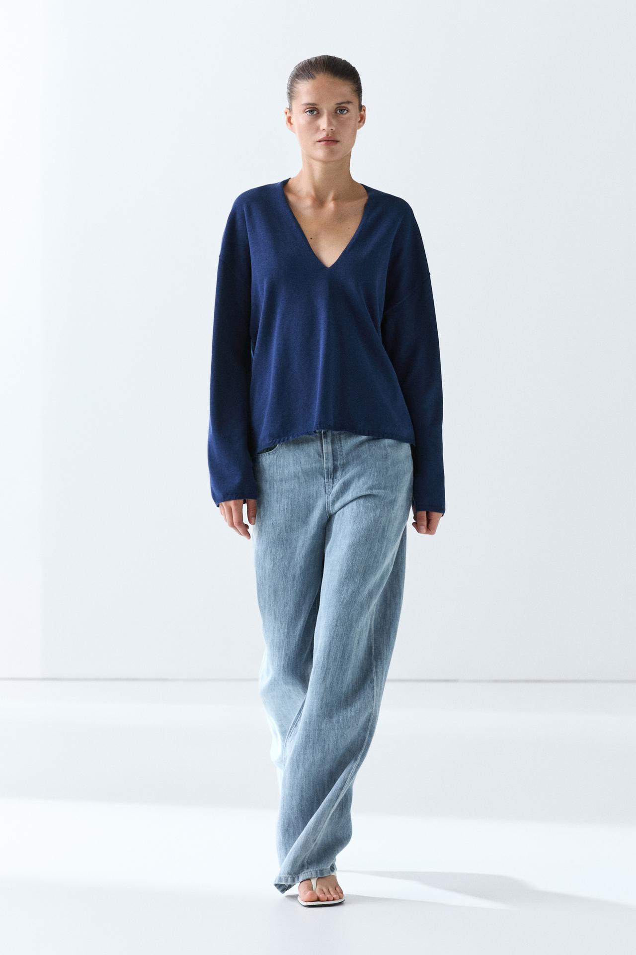 Striped V-neck knit sweater — NAVY BLUE