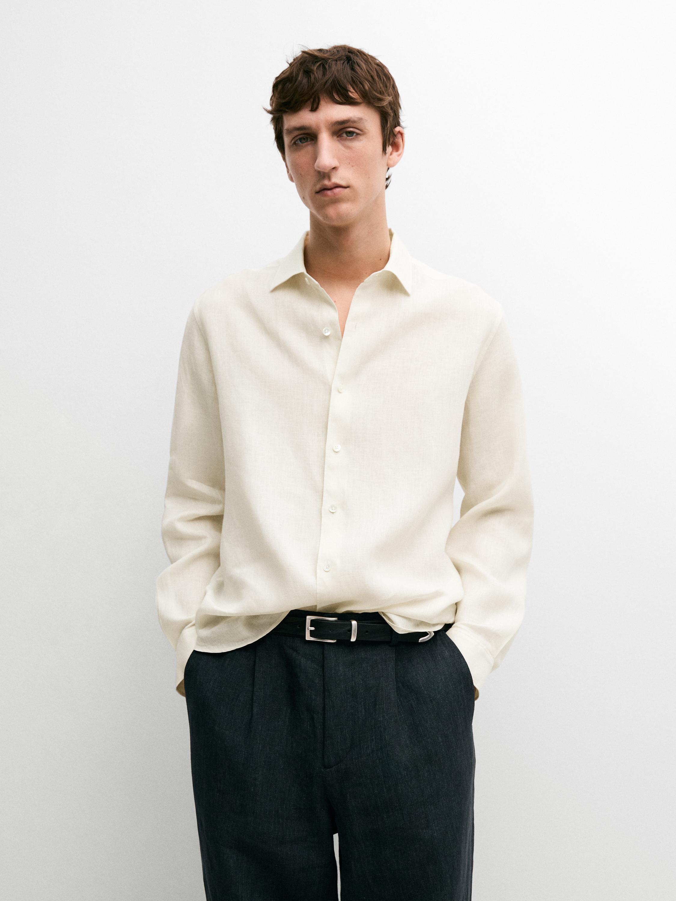 Σετ μπεζ μακρυμάνικο πουκάμισο με κουμπιά και σκούρο παντελόνι με μαύρη ζώνη.