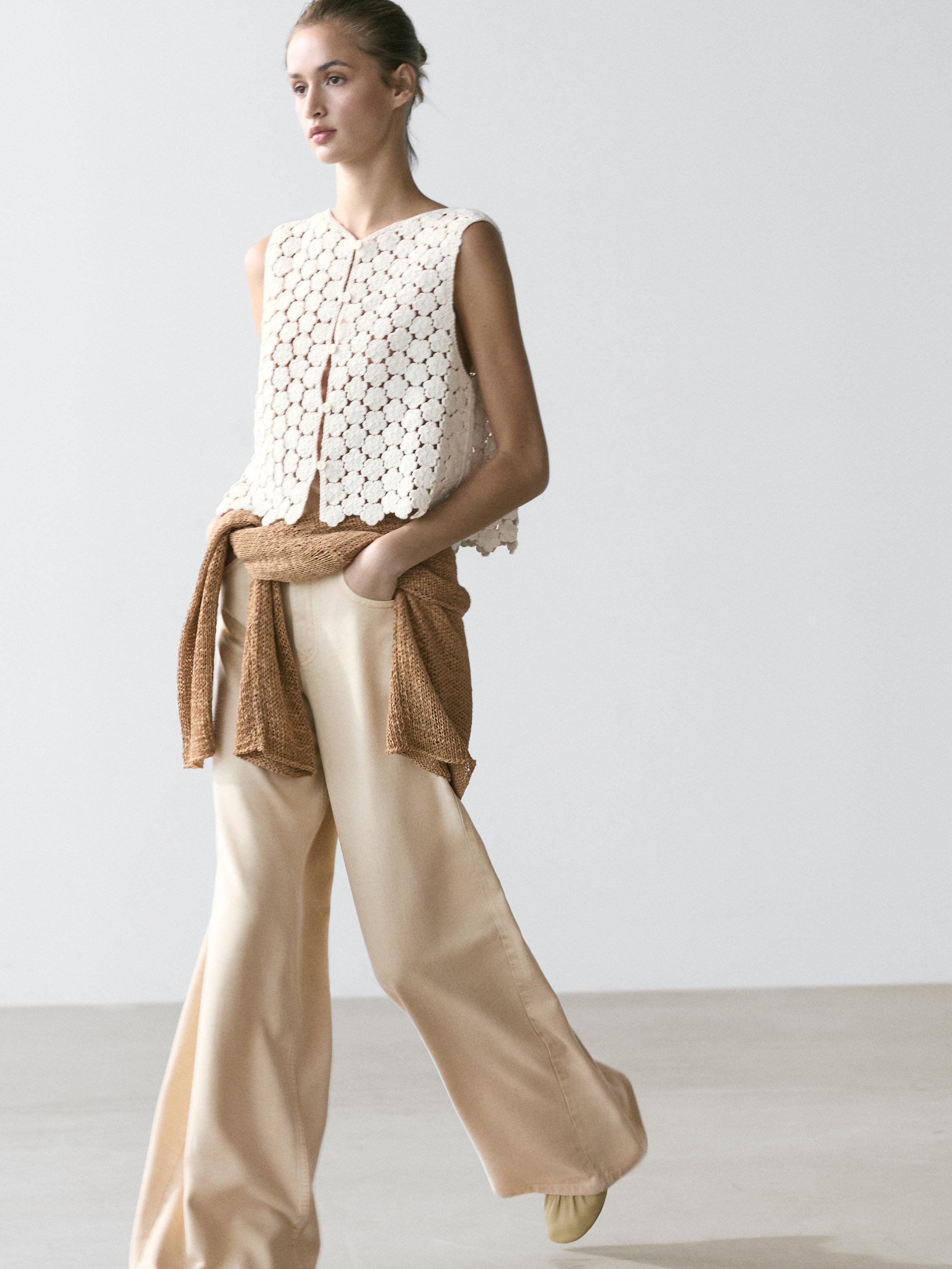 Heklet bomullsvest med blomsterdetaljer