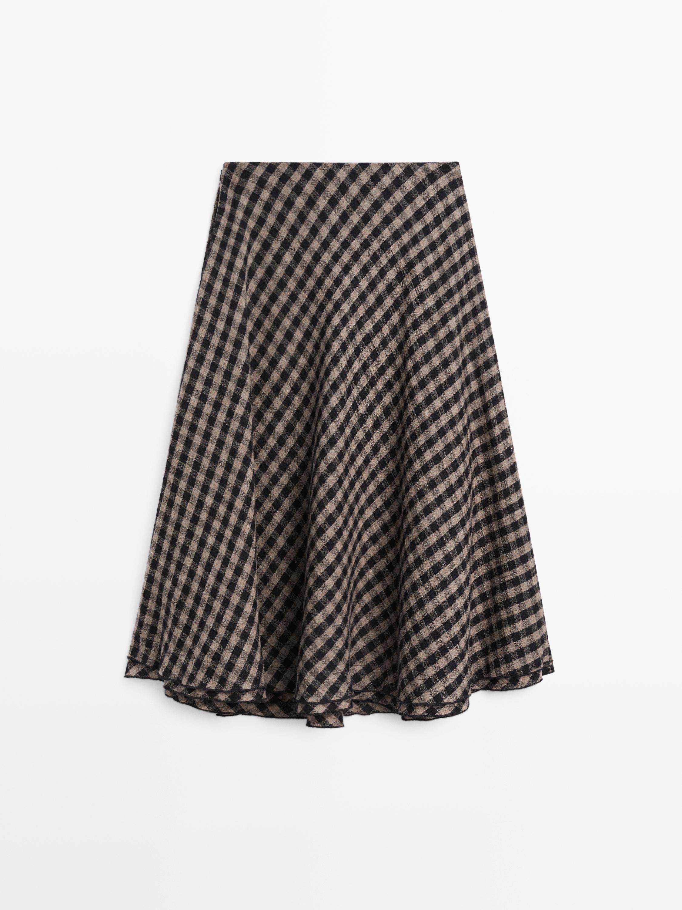 Saia evasê com pormenor de quadrados