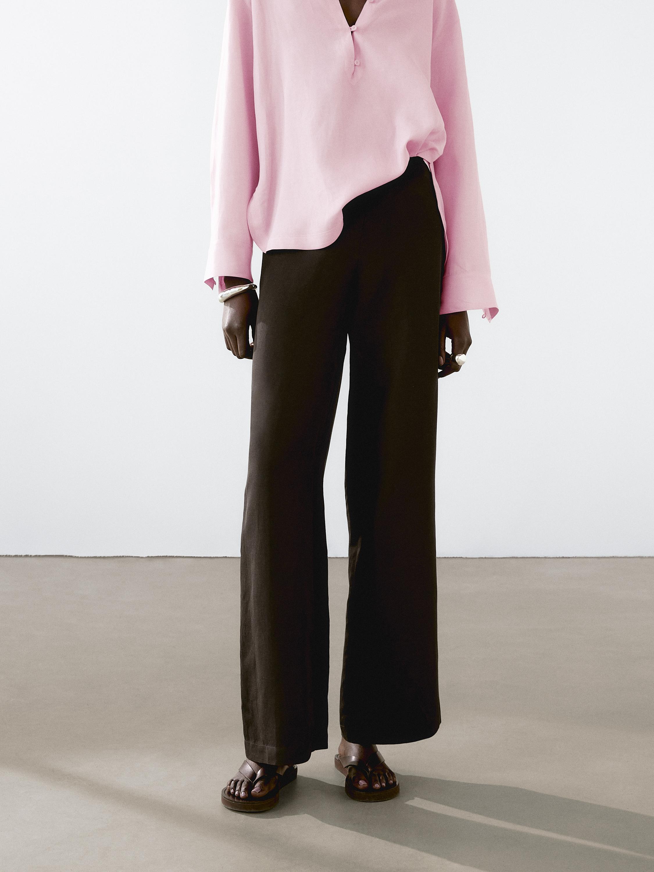 亞麻混紡長褲；彈性腰身。