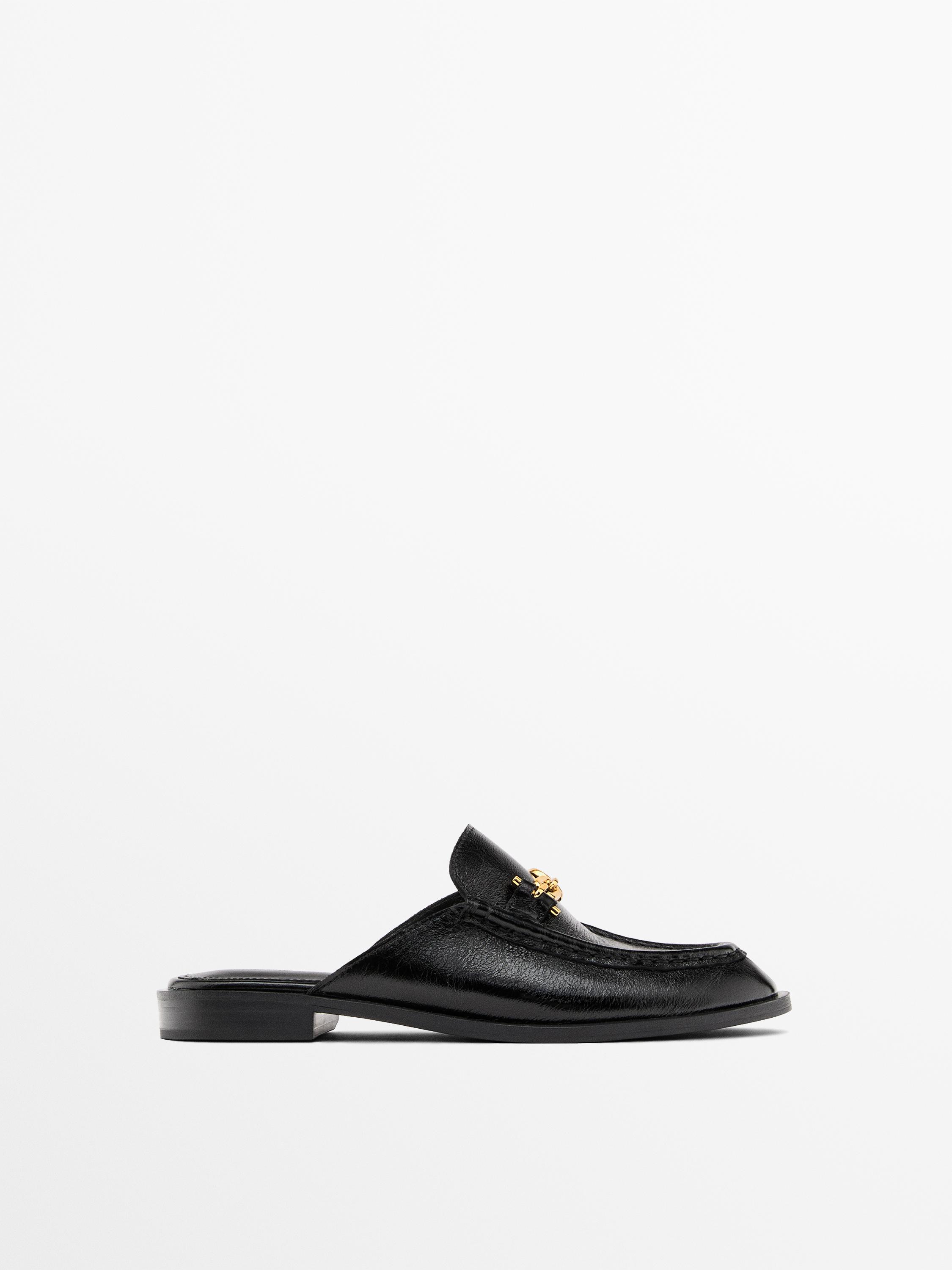 حذاء بكعبية مفتوحة بتفصيل معدني