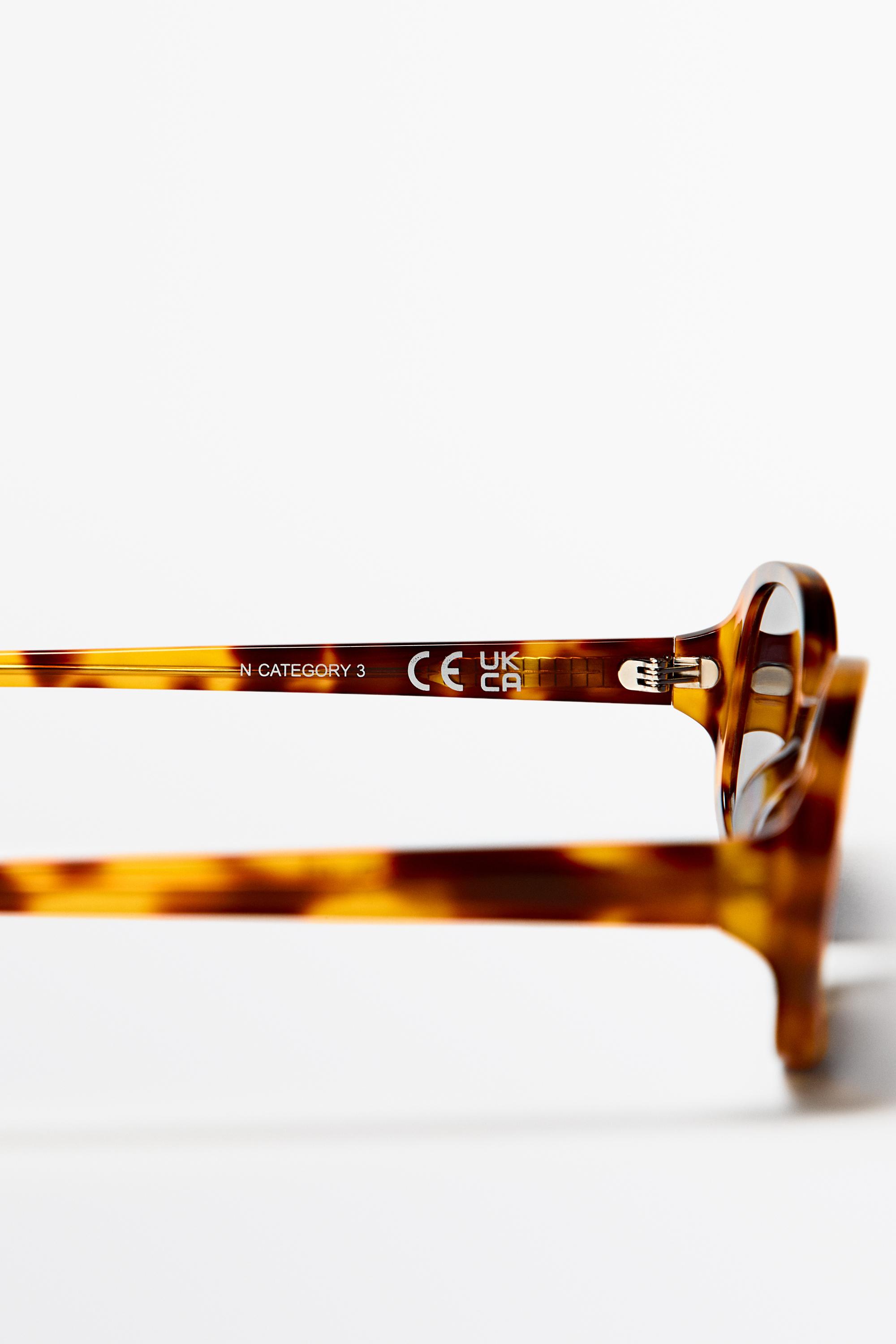 Oval tortoiseshell-effect sunglasses — Light Blue