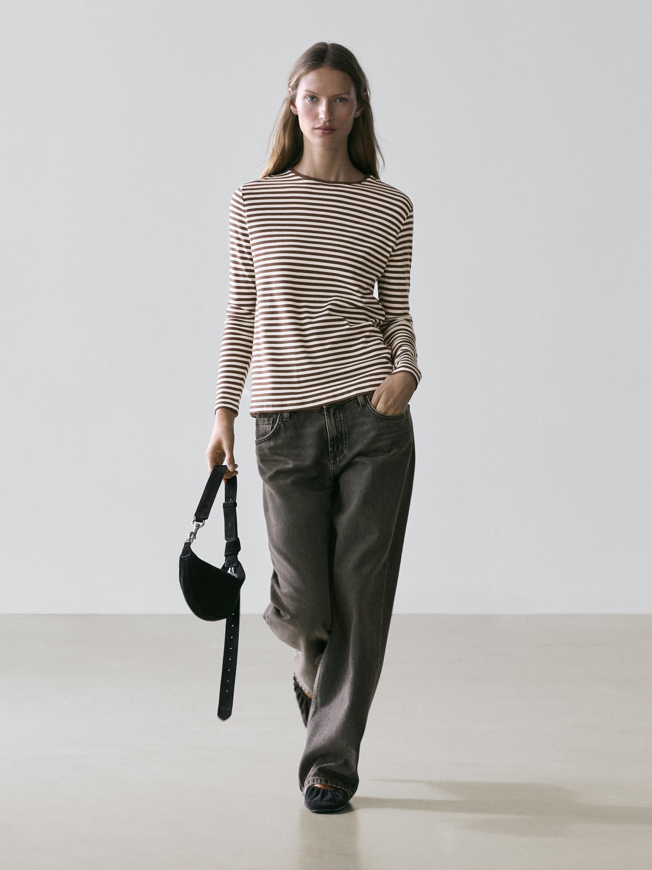 Kaus lengan panjang bergaris dengan detail kontras