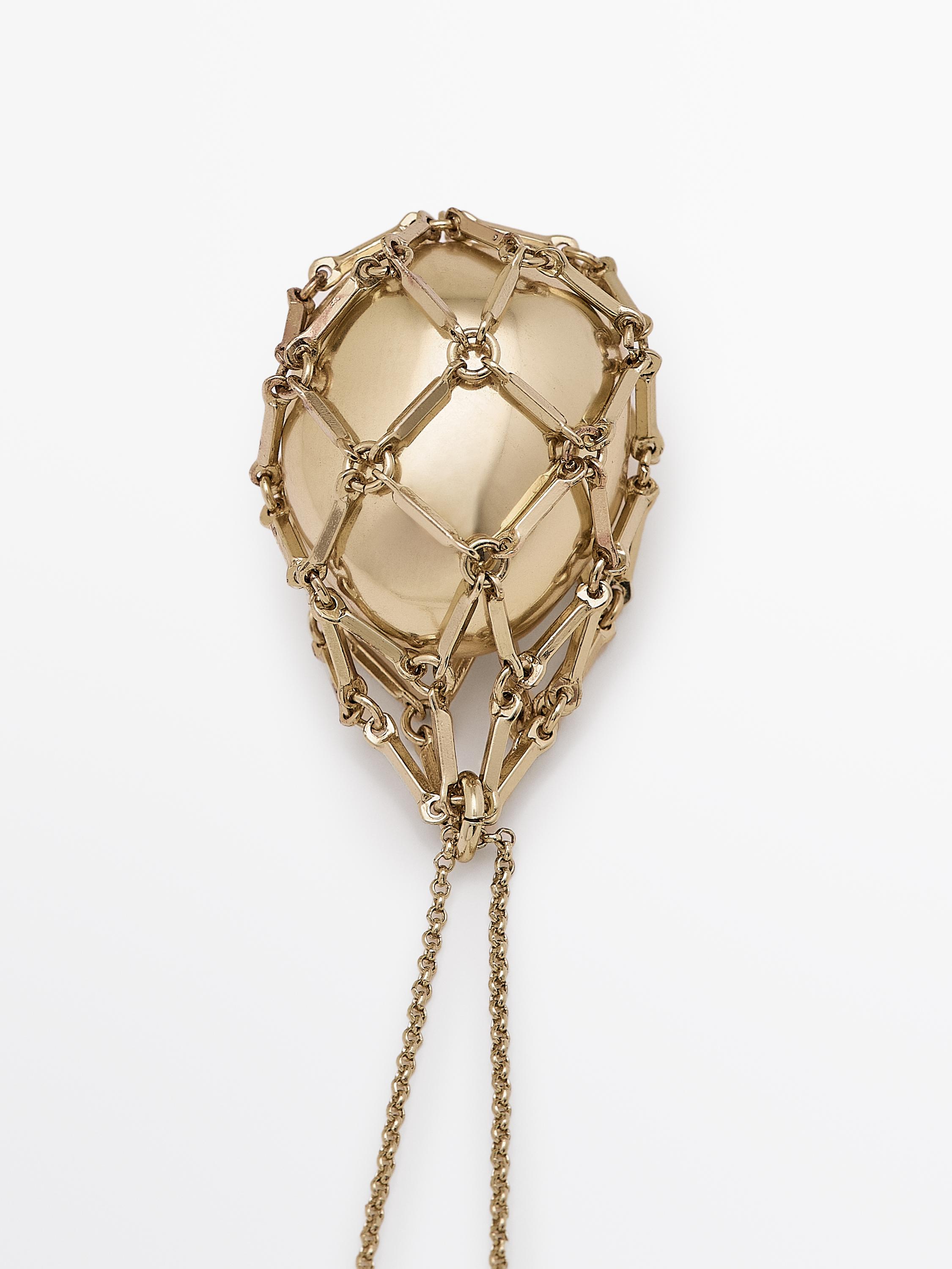 Necklace with round pendant