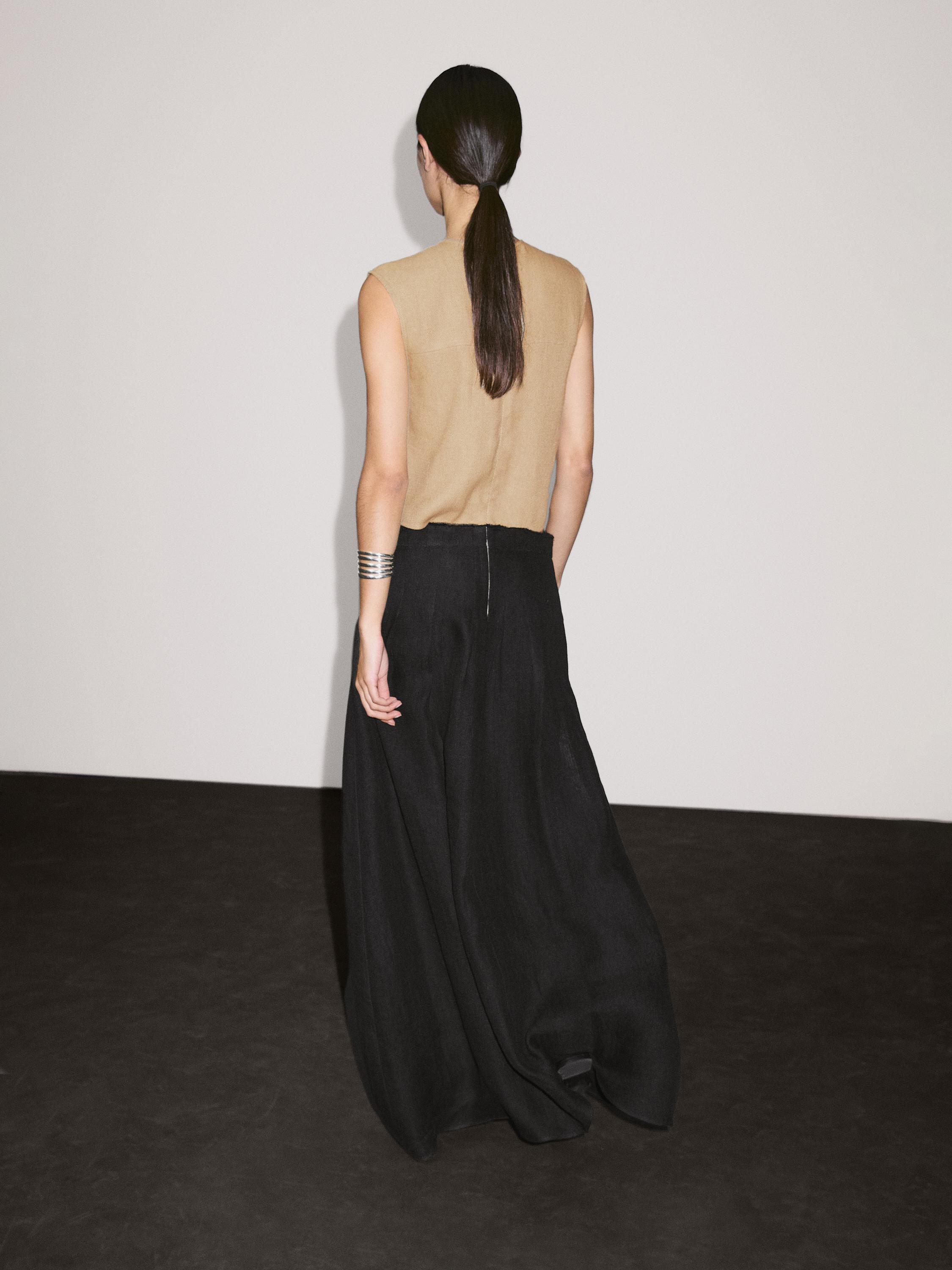 Contrast long dress with side slits