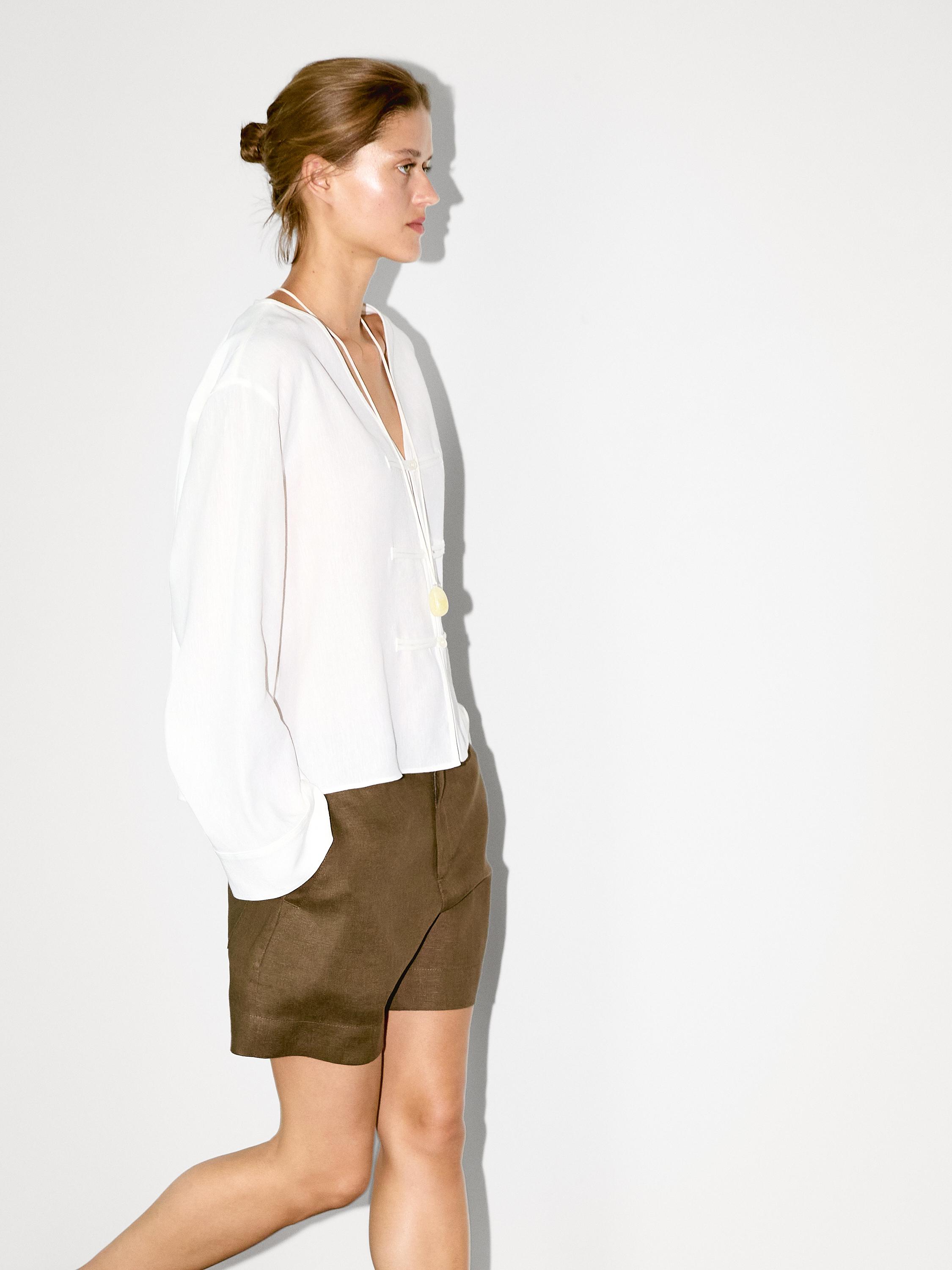 Струмуюча блуза на основі льону з V-подібним вирізом