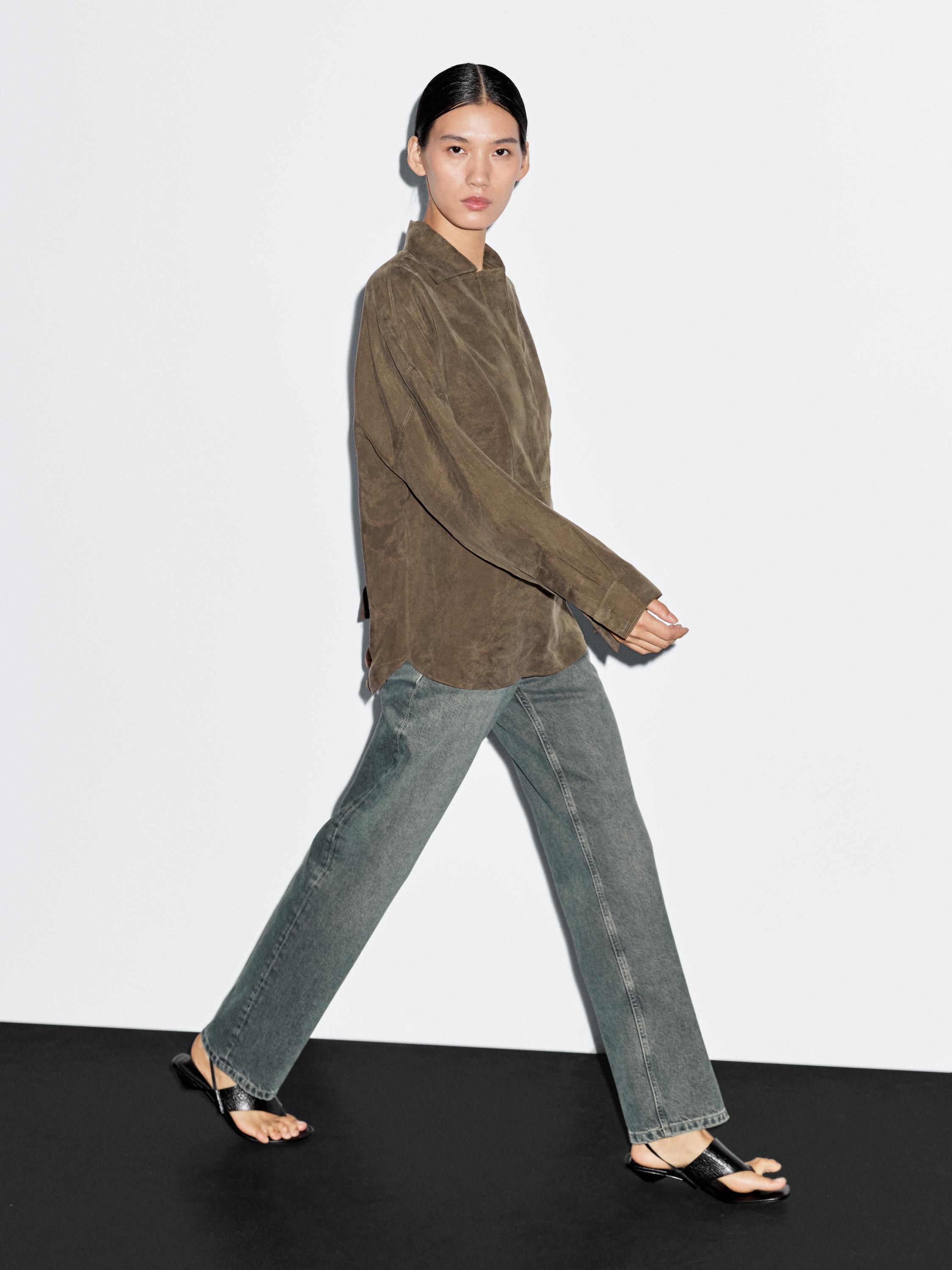 Blouse with zip on the chest