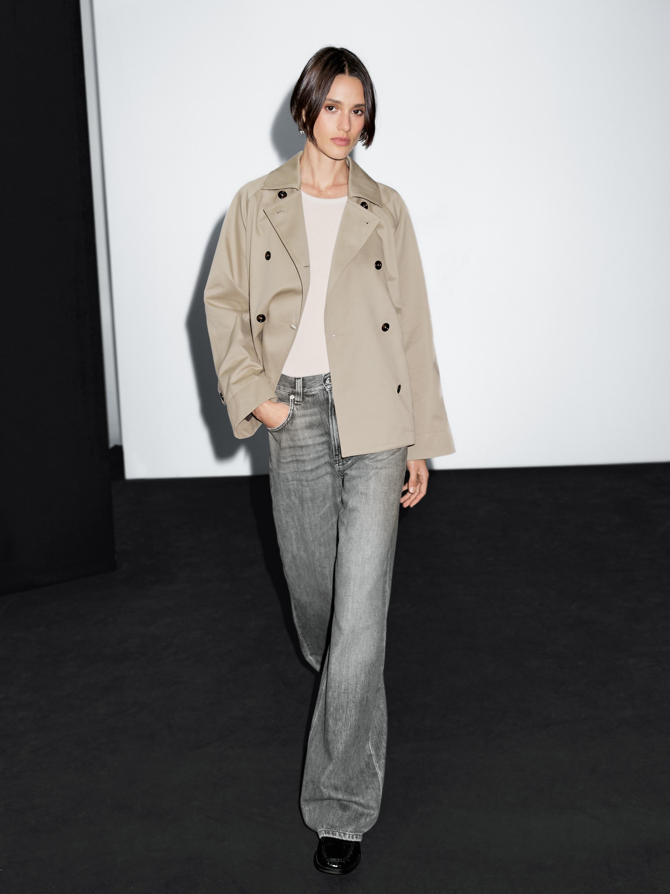 Short trench coat with button detail on the collar