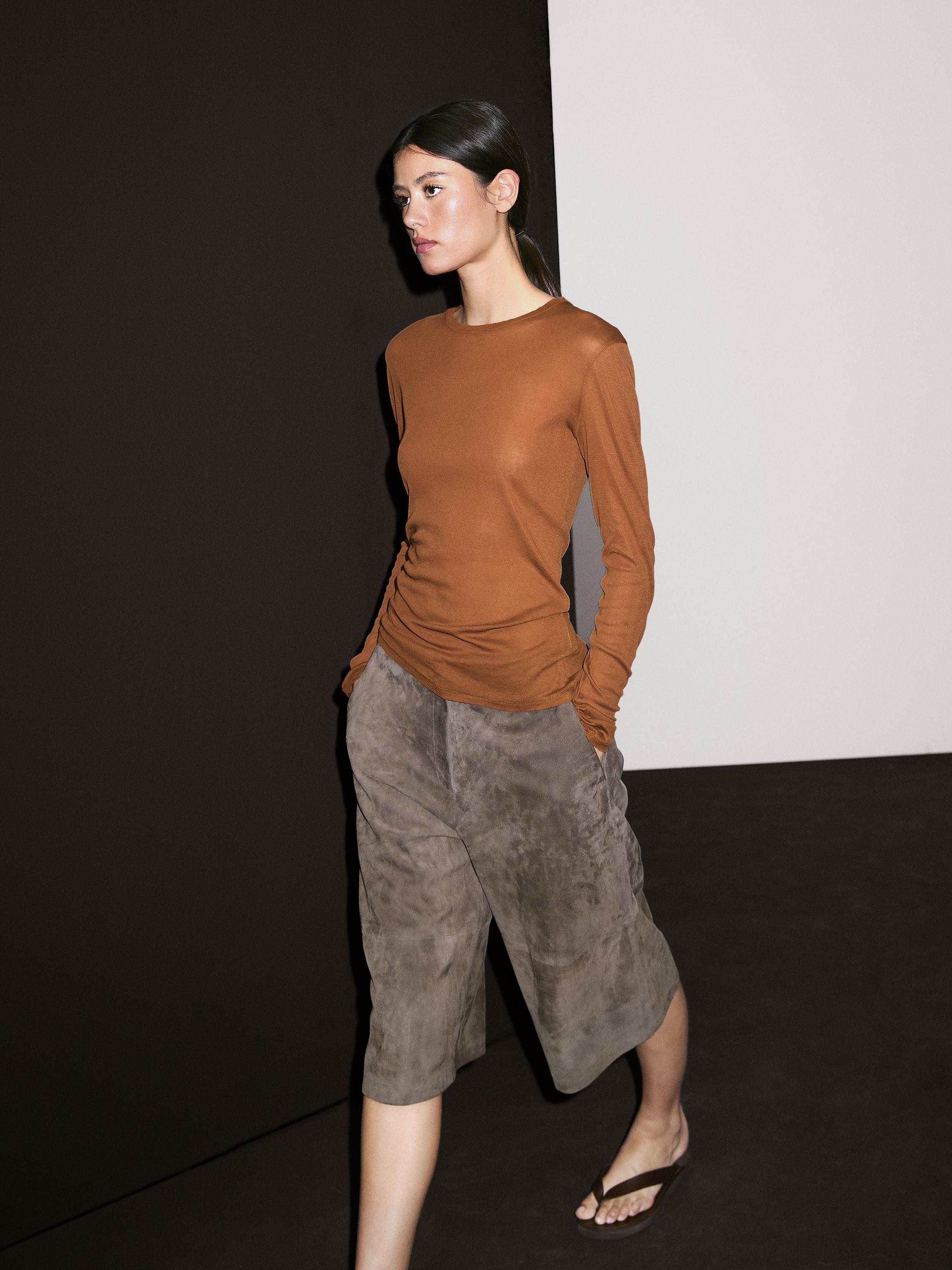 Lightweight t-shirt with collar detail
