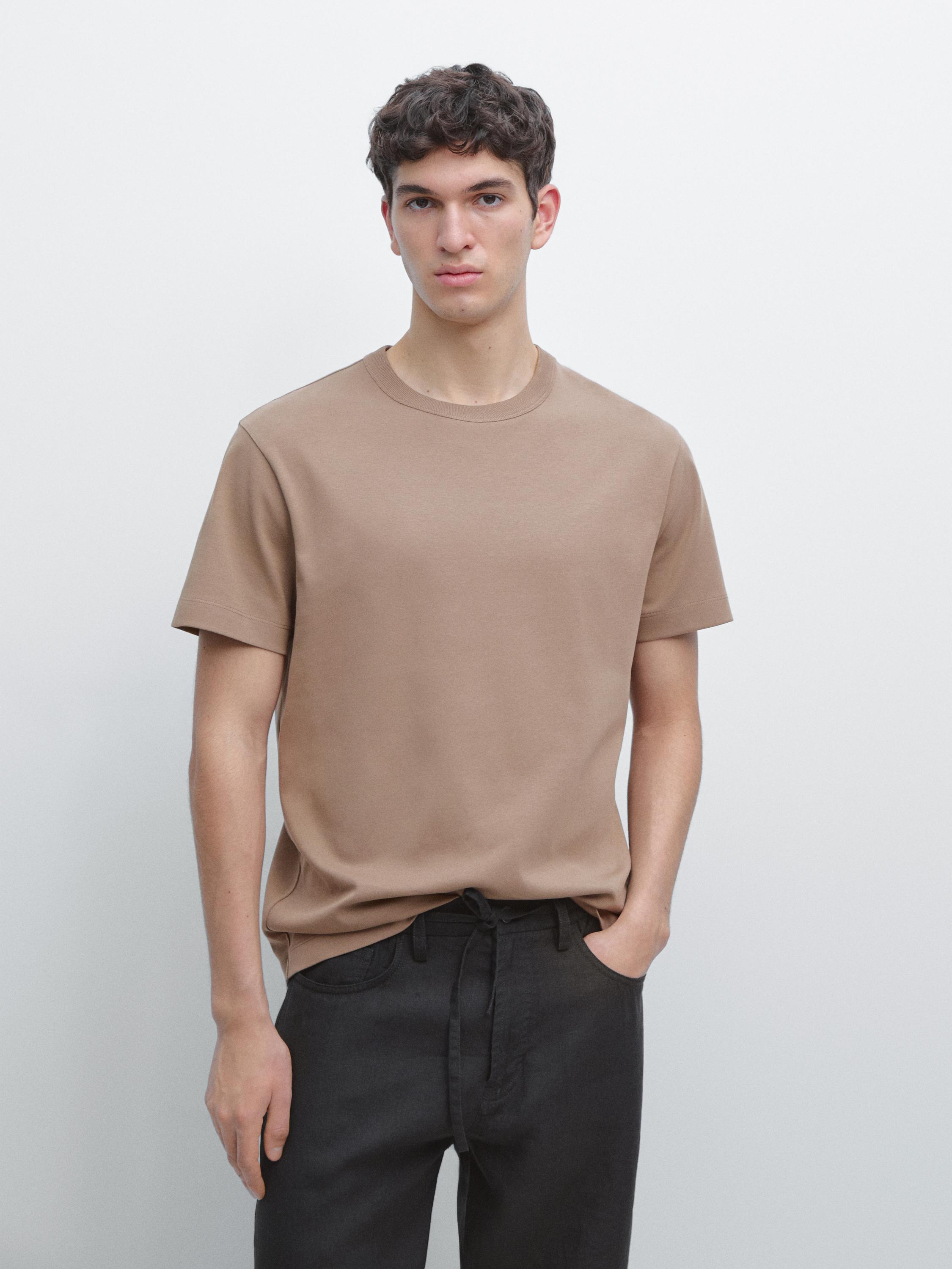 Brown short-sleeved t-shirt and black pants set with side pockets.