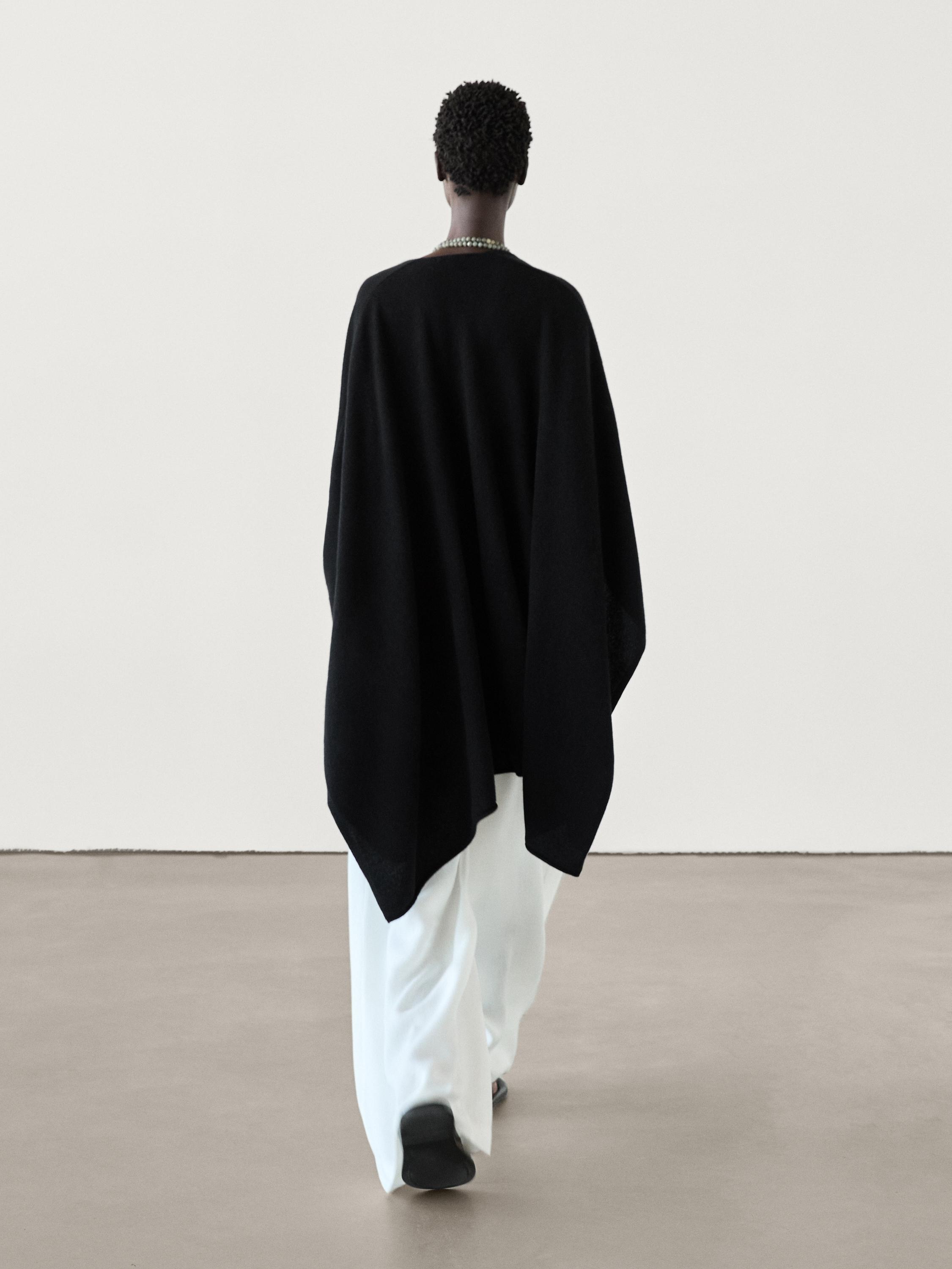 Capa cashmere bajo asimétrico