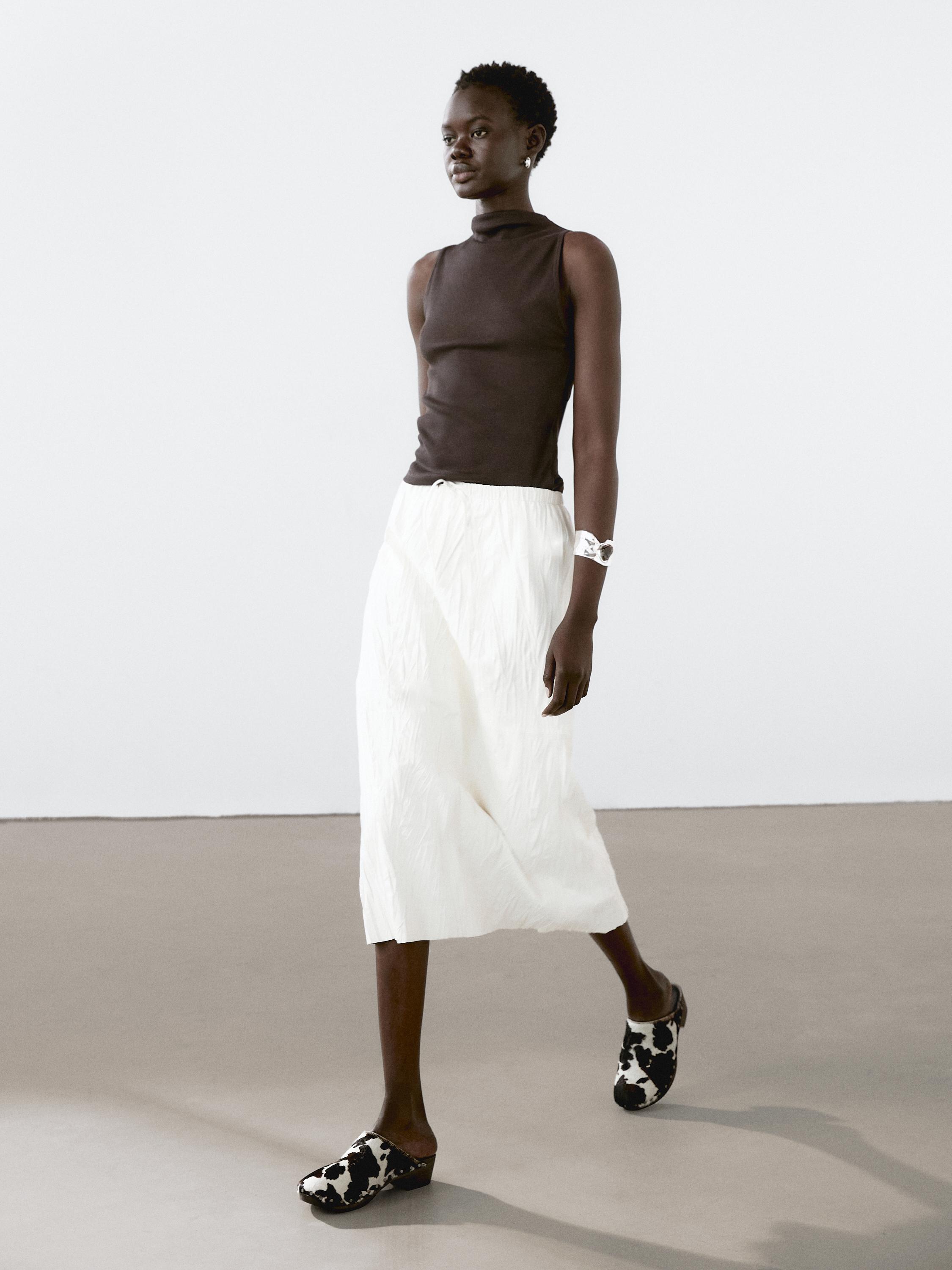 توب بحياكة مضلعة وياقة قمعية