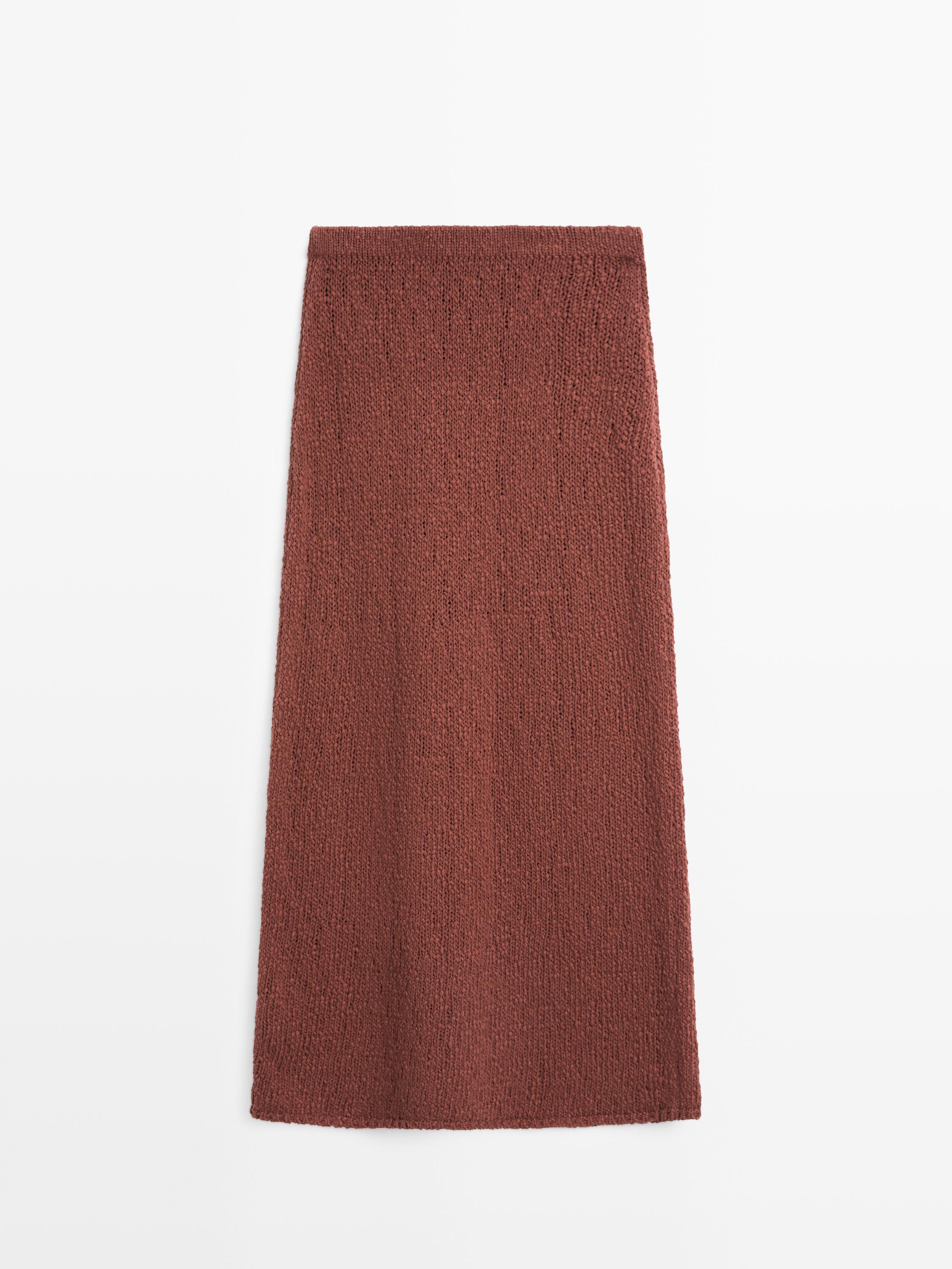 Vue de face d'une jupe en tricot tuile, coupe droite et longueur midi.