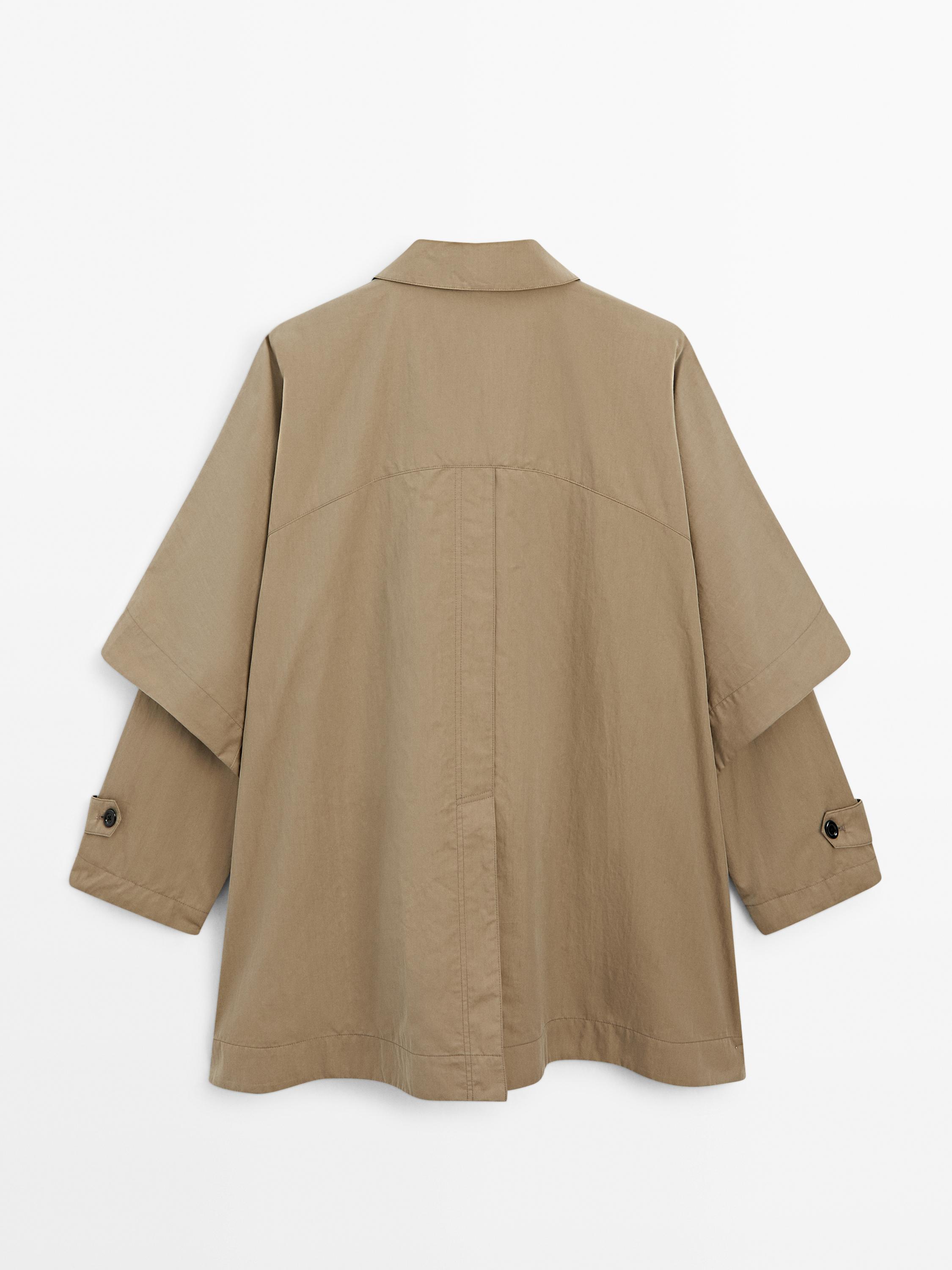 Trench capa com pormenor de manga comprida