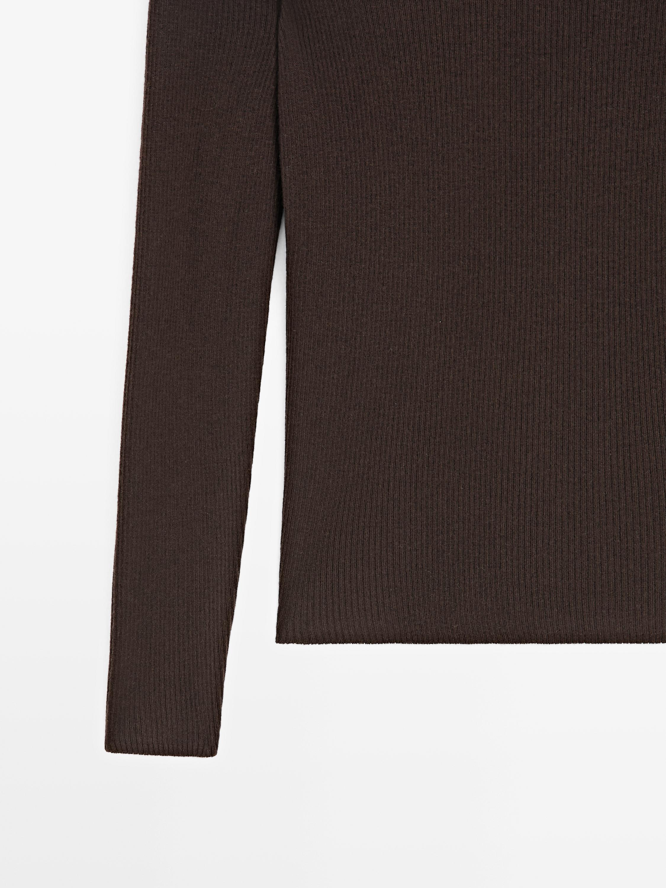 Ribbed knit mock turtleneck sweater — BROWN