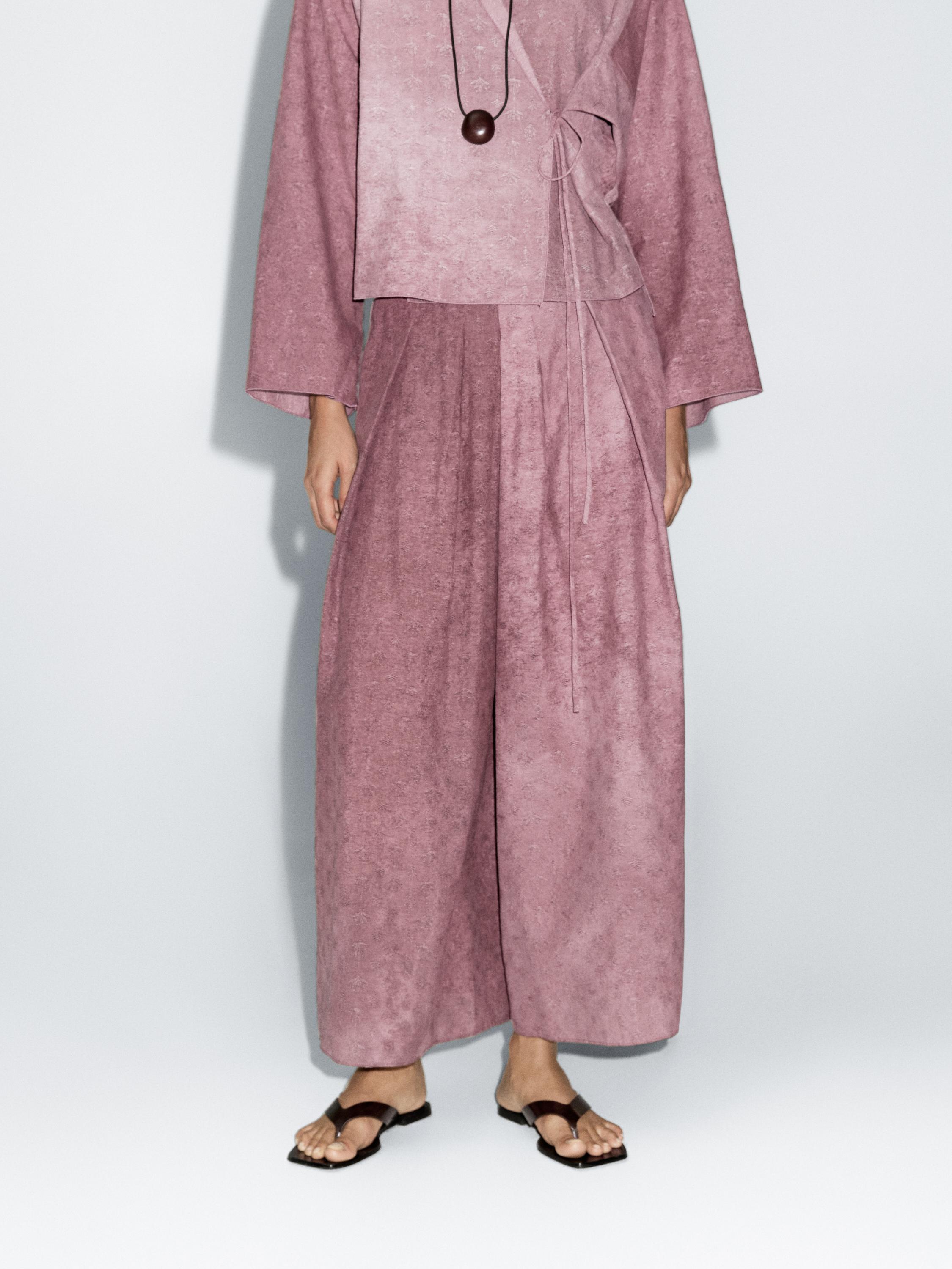 طقم كيمونو وبنطلون واسع بلون الطين، مع حزام على الخصر وأكمام طويلة.