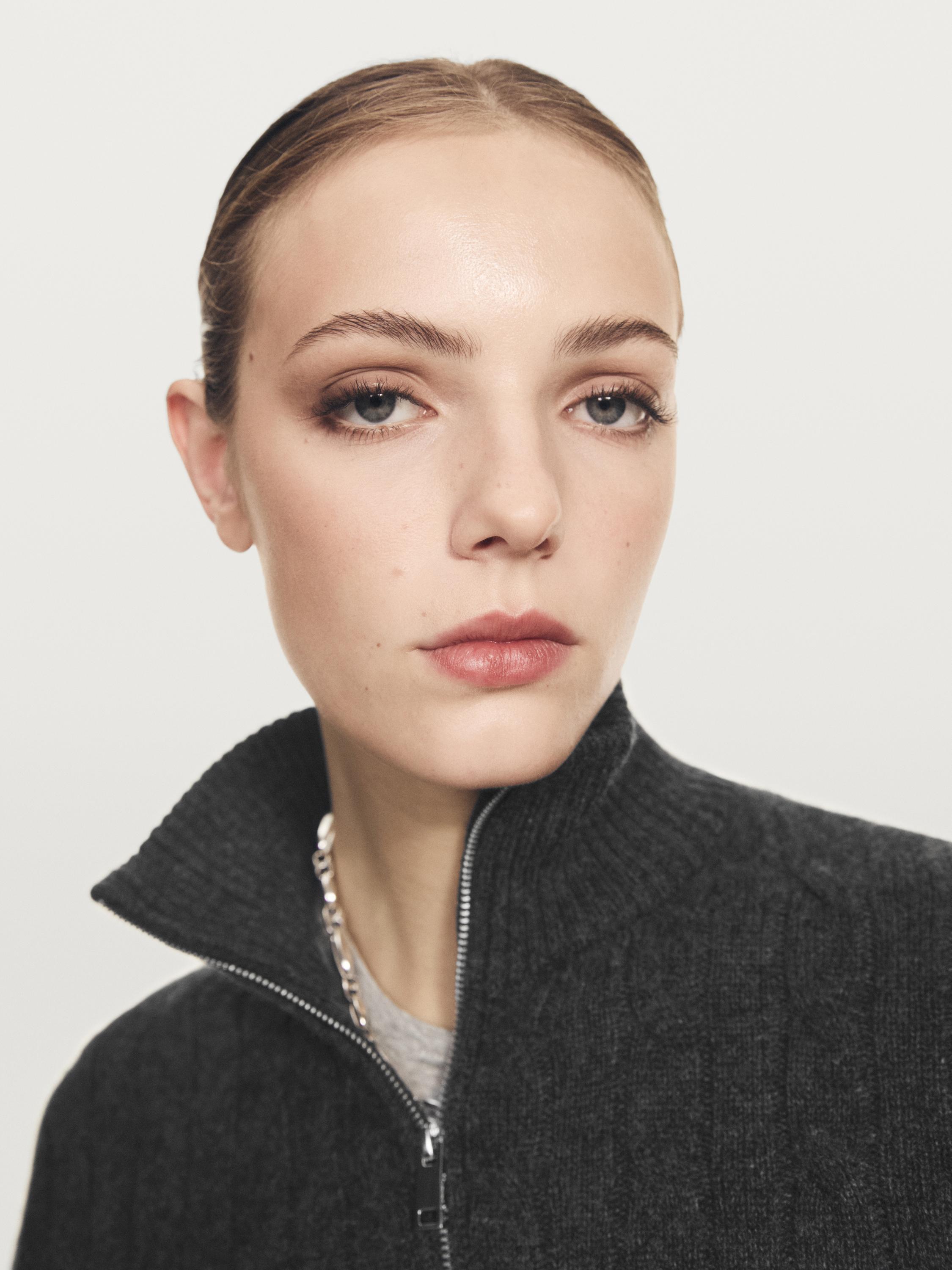 Svetr ze 100% kašmíru s vysokým límcem a zipem