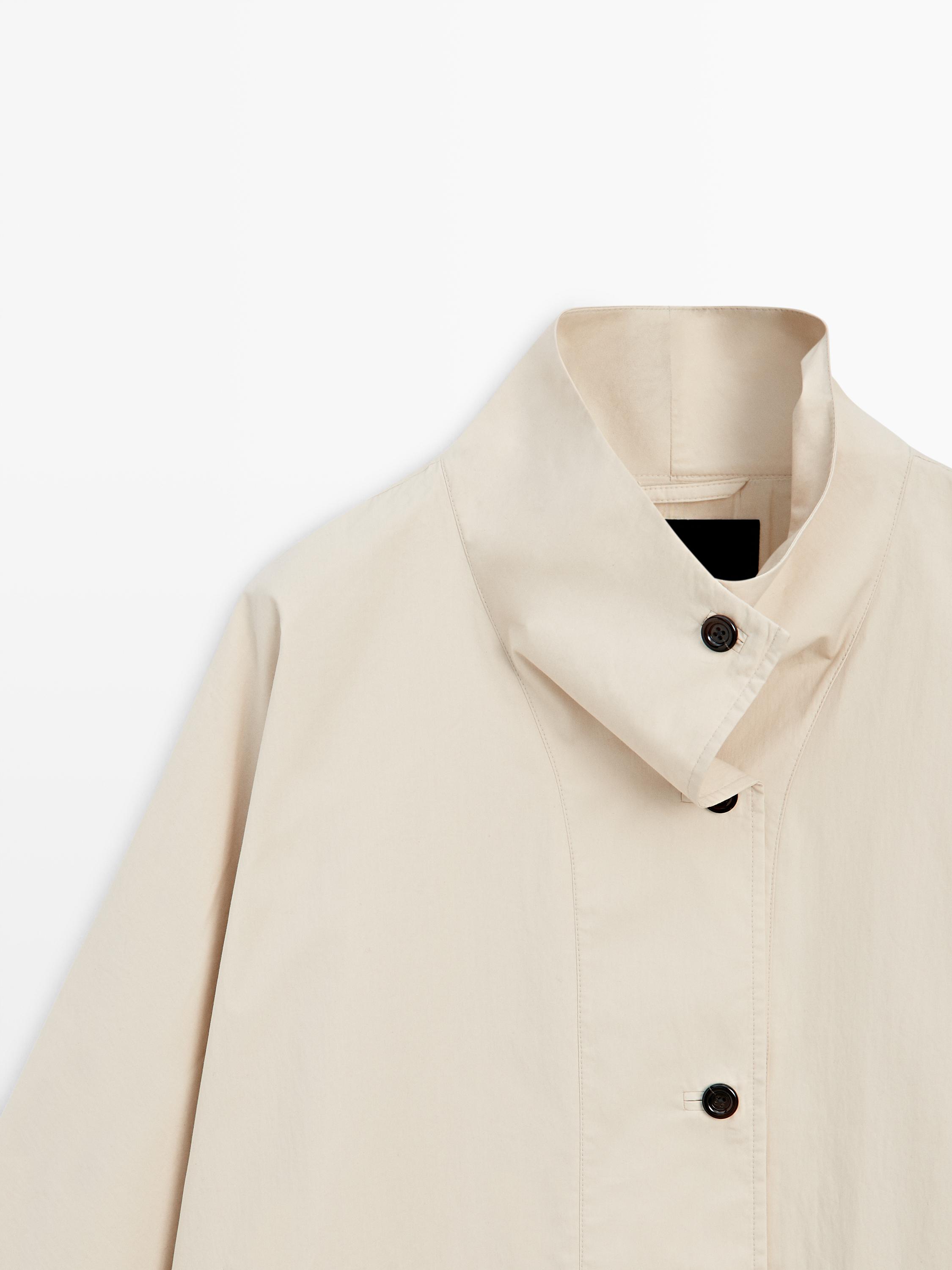 Деталь грубой куртки с воротником-стойкой и видимой передней застежкой.