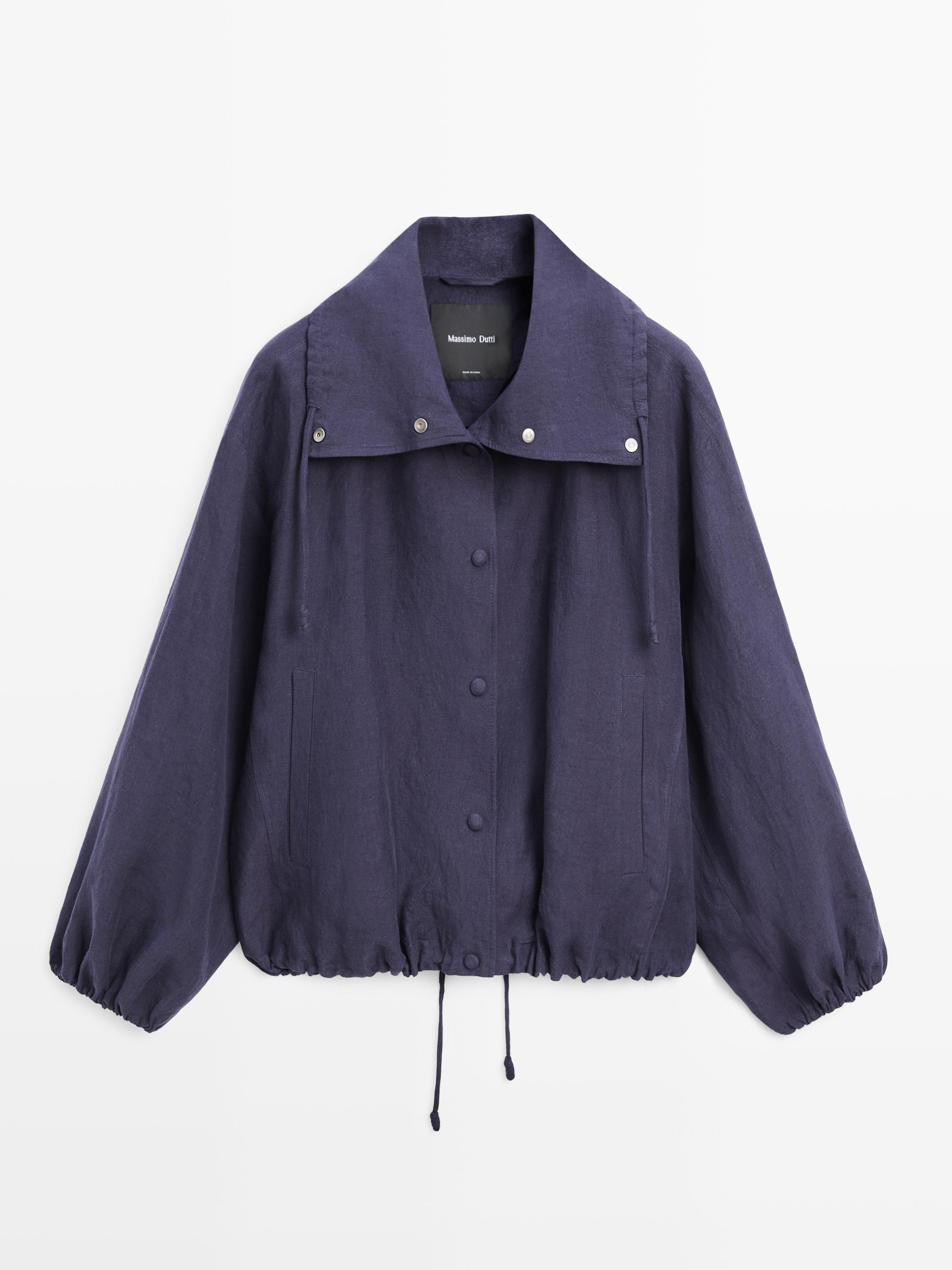 Geniş yakalı, düğmeli, yan cepli ve etek ucunda ayarlanabilir kordonlu indigo bomber ceket ön görünümü.