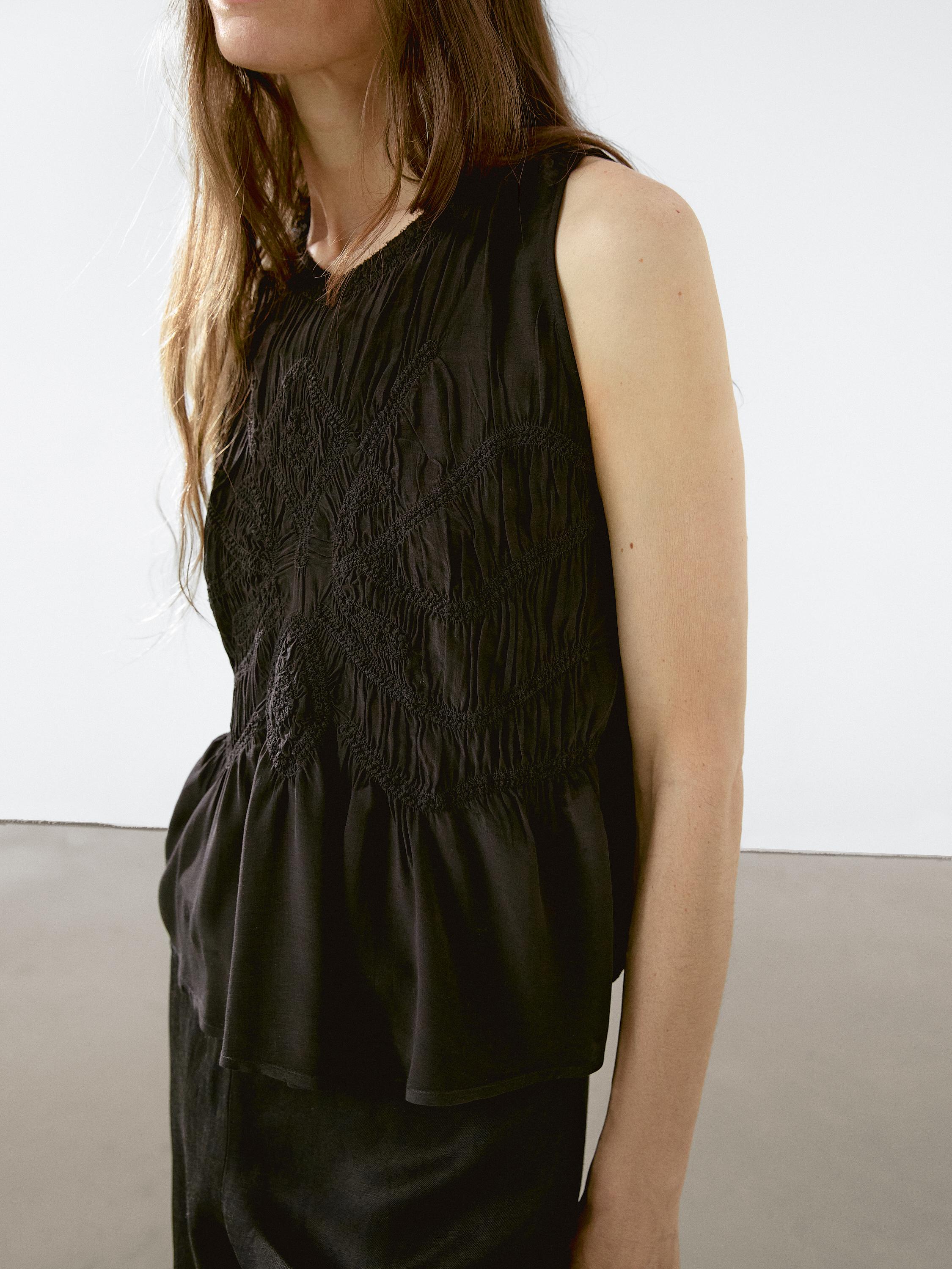 توب فضفاض بياقة هالتر وتفصيل بكشكش