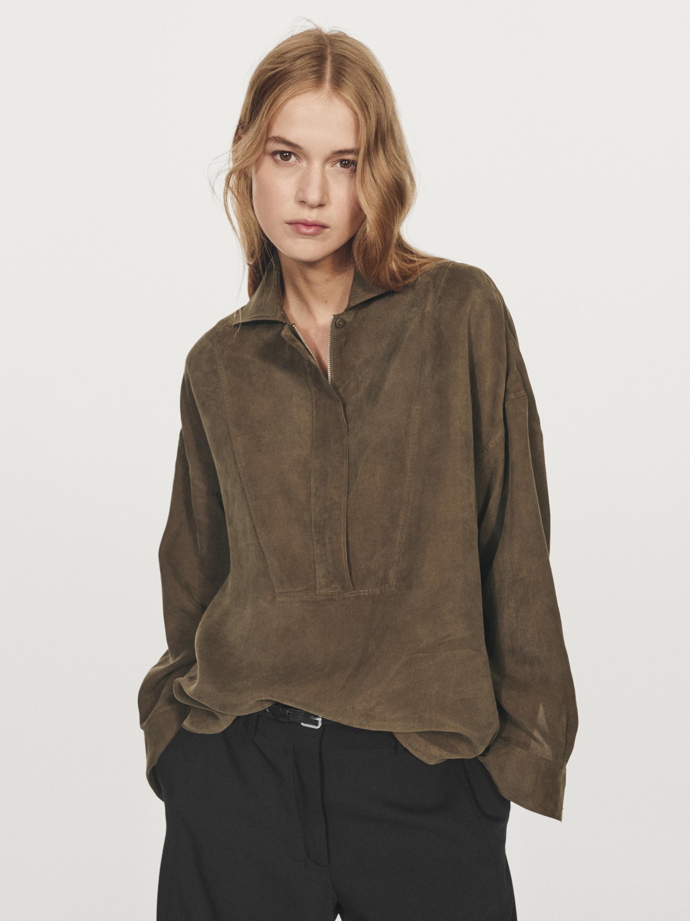 Blouse with zip on the chest