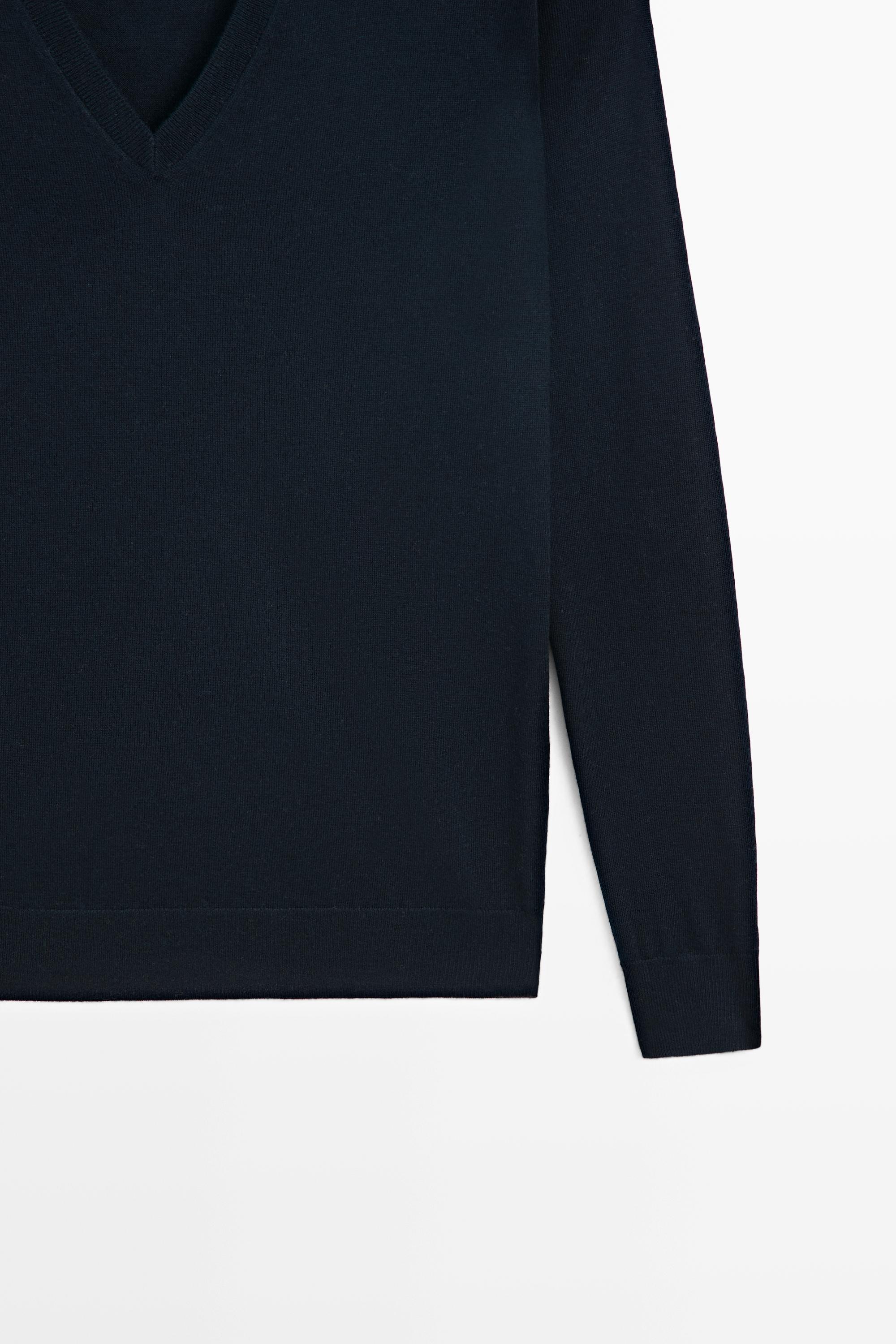V-neck knit sweater — NAVY BLUE