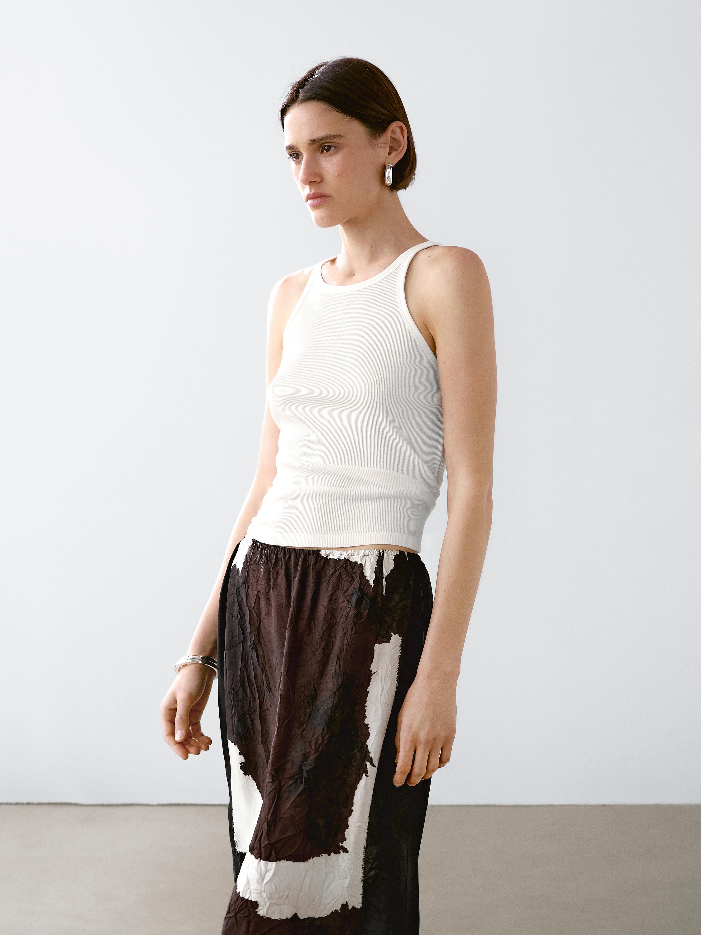 Ensemble composé d'un t-shirt blanc et d'une jupe midi imprimée chocolat et blanc.