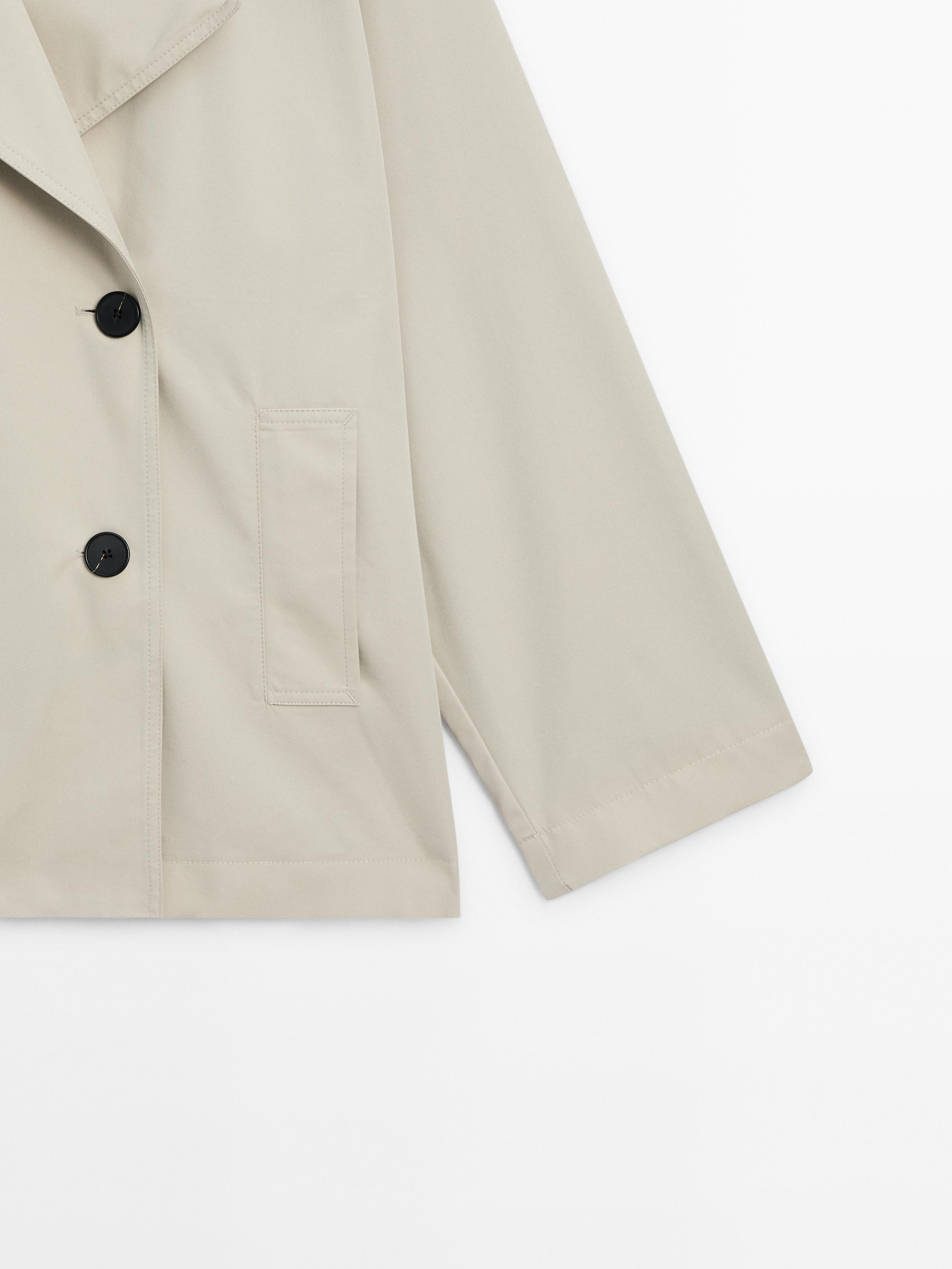 Gabardina corta pliegue espalda