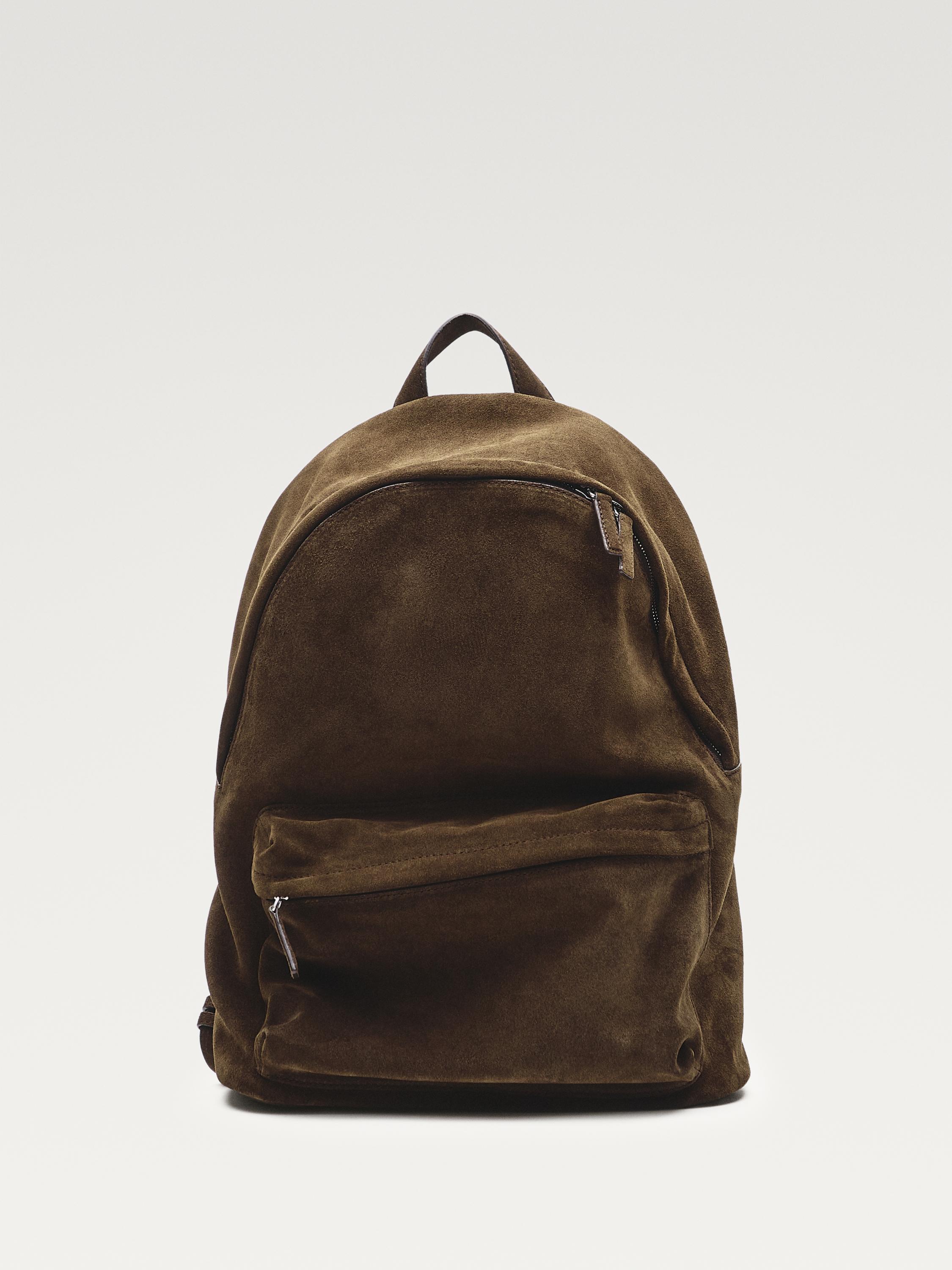 Kaki koloreko motxilaren aurreko ikuspegia, goiko kremailerarekin eta aurreko kremaileradun poltsikoarekin. Goiko heldulekua ikusgai.