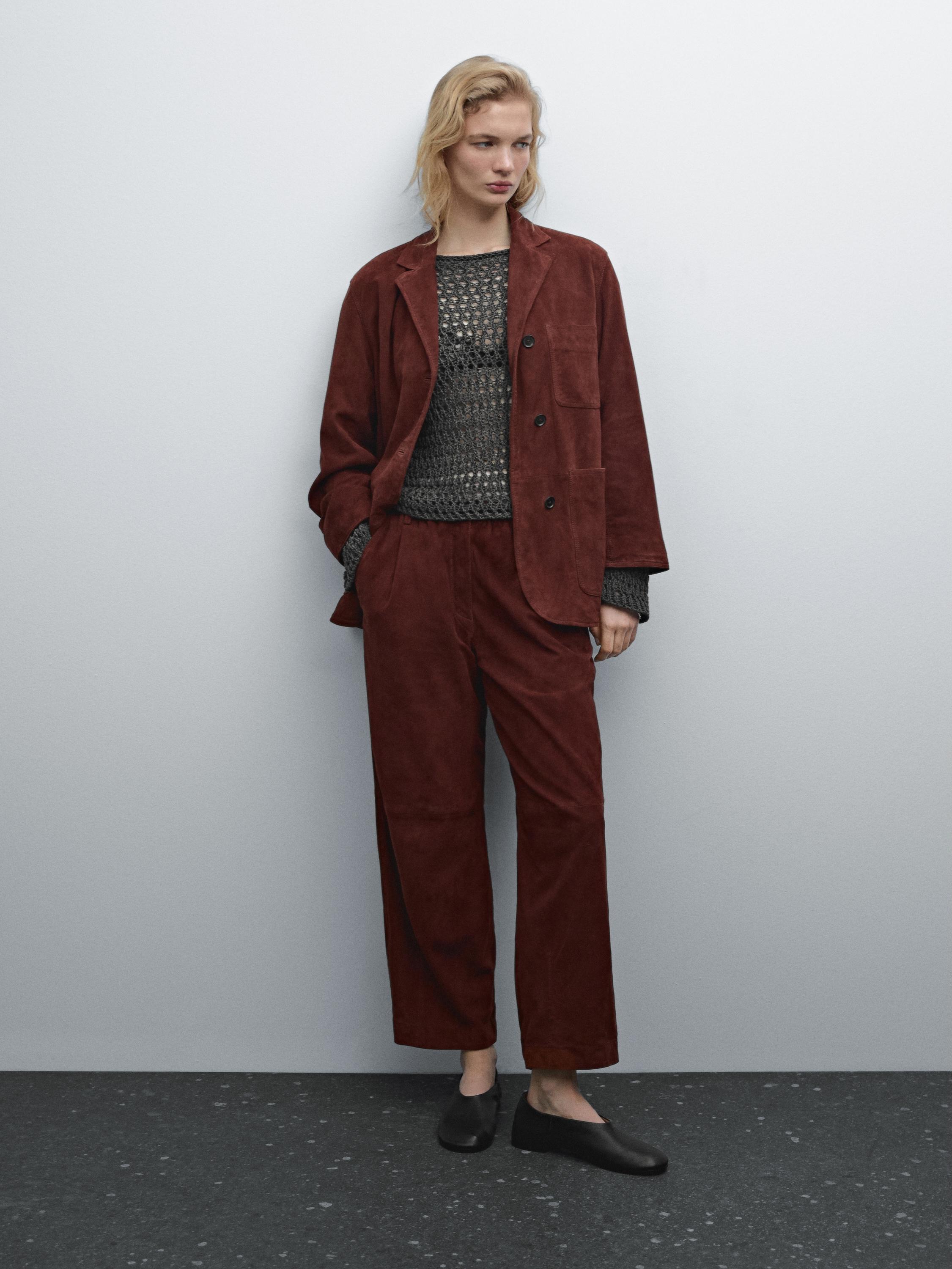 Ensemble veste marron, pull gris texturé, pantalon marron et chaussures noires