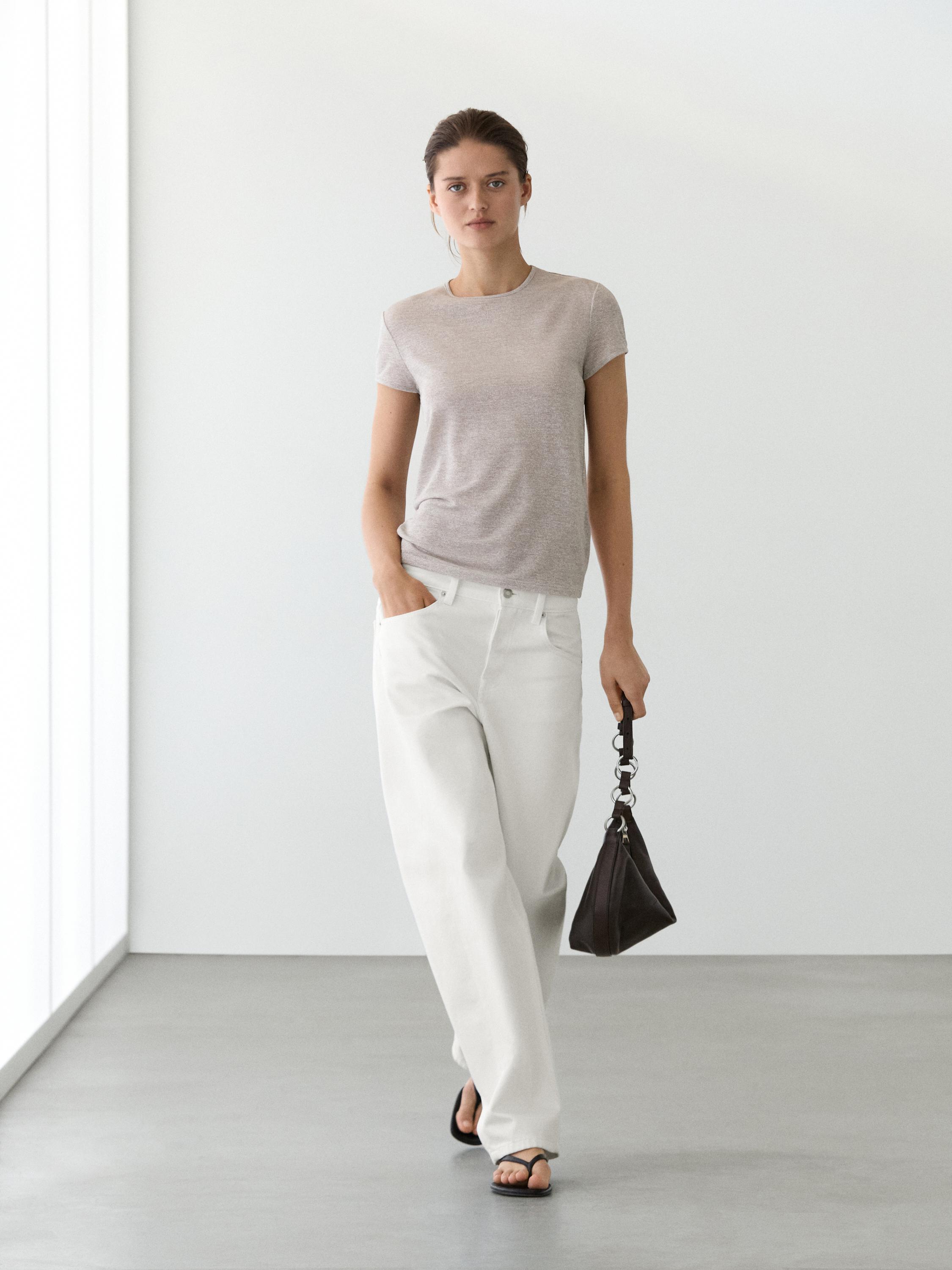 تيشرت بأكمام قصيرة وتفصيل لامع