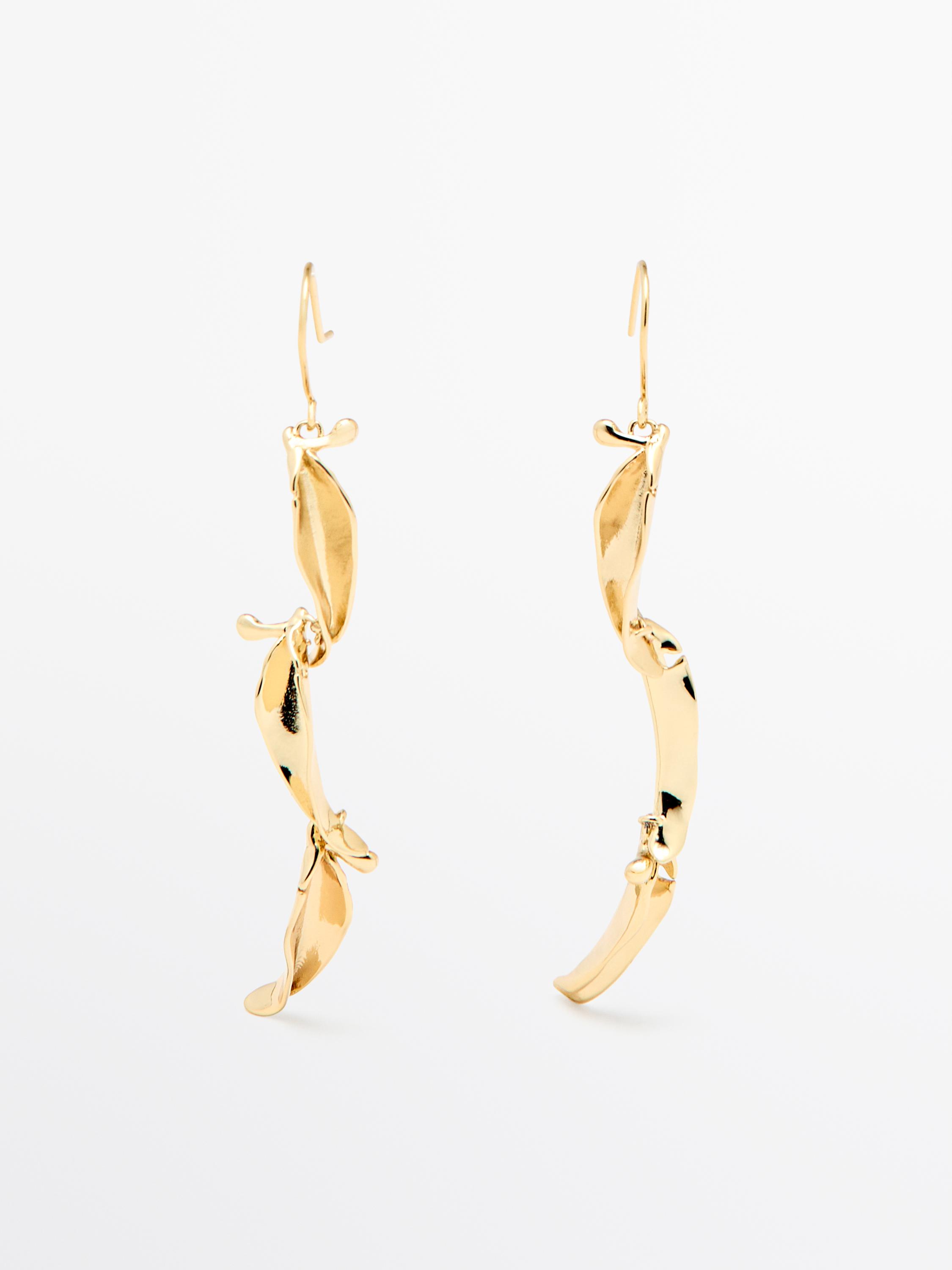 İç içe geçmiş yaprak tasarımlı ve kancalı uzun altın küpeler.