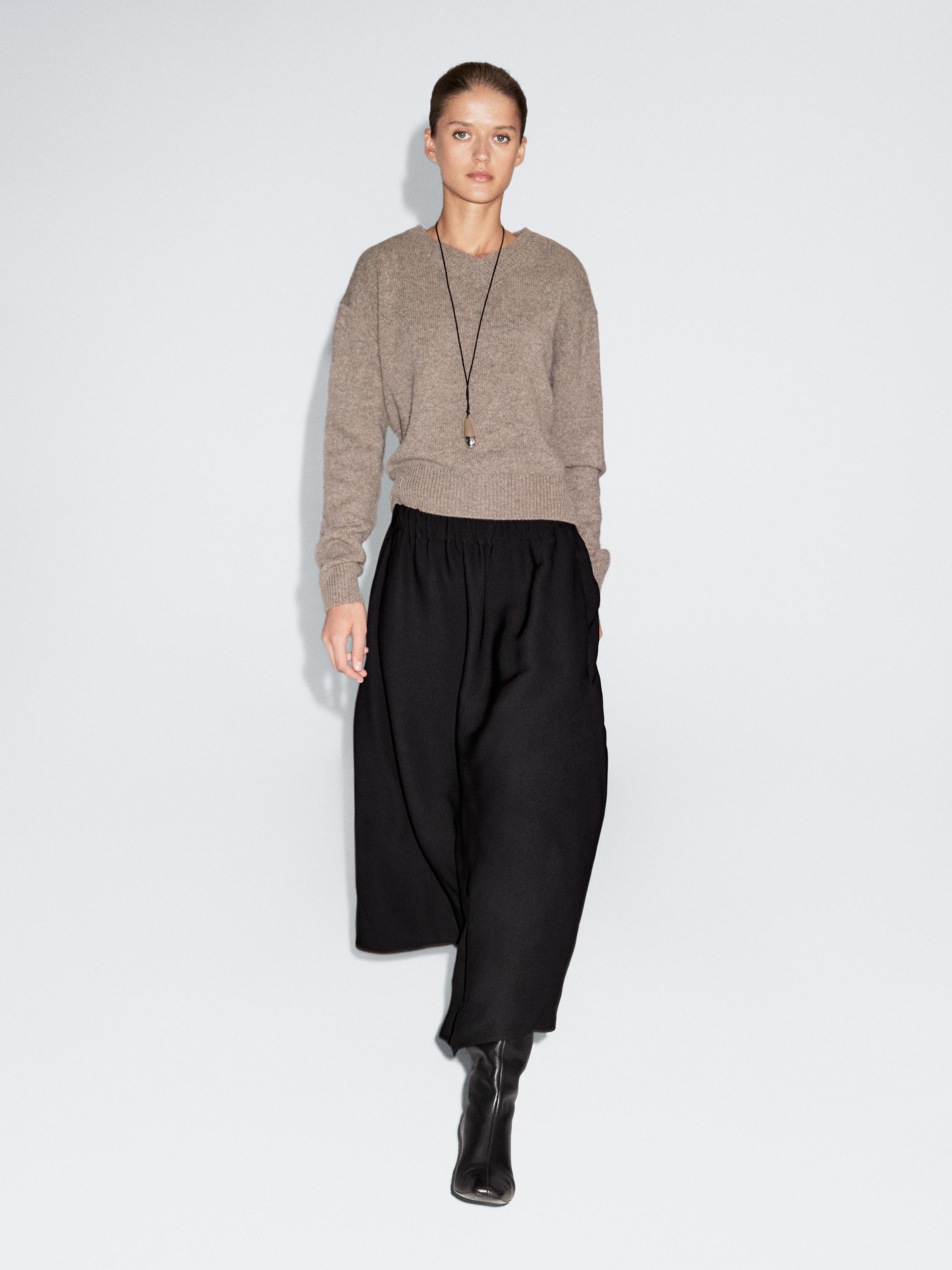 Разкроена пола с дължина под коляното и ластичен колан